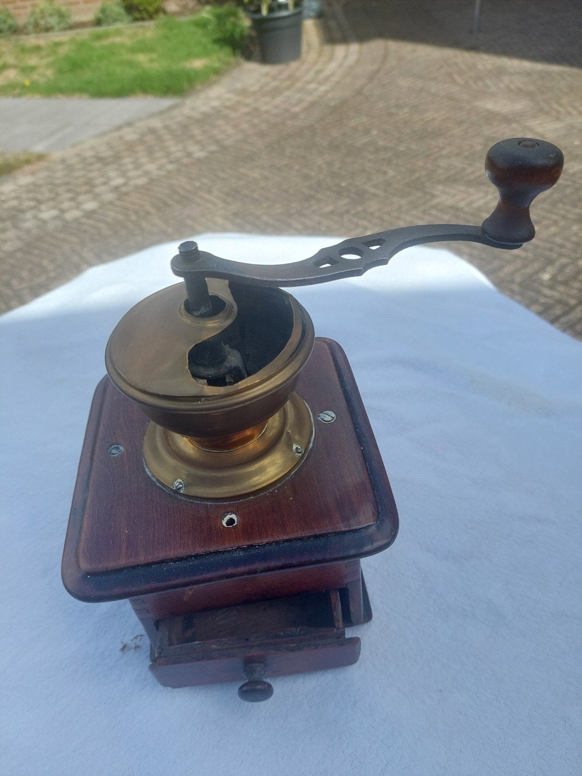 oude antieke koffiemolen, Ophalen