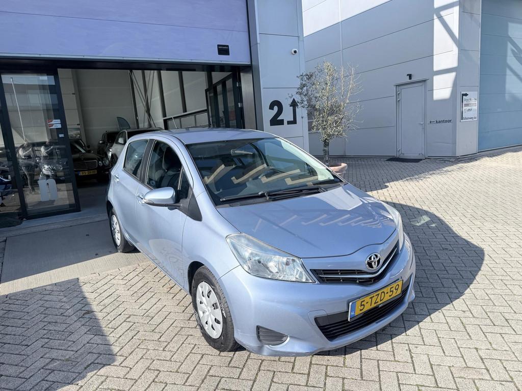 Toyota Yaris 1.3 VVT-i Now 2E EIG! AIRCO! 5DEURS! INRUIL MOG, Voorwielaandrijving, Euro 5, Stof, Zwart