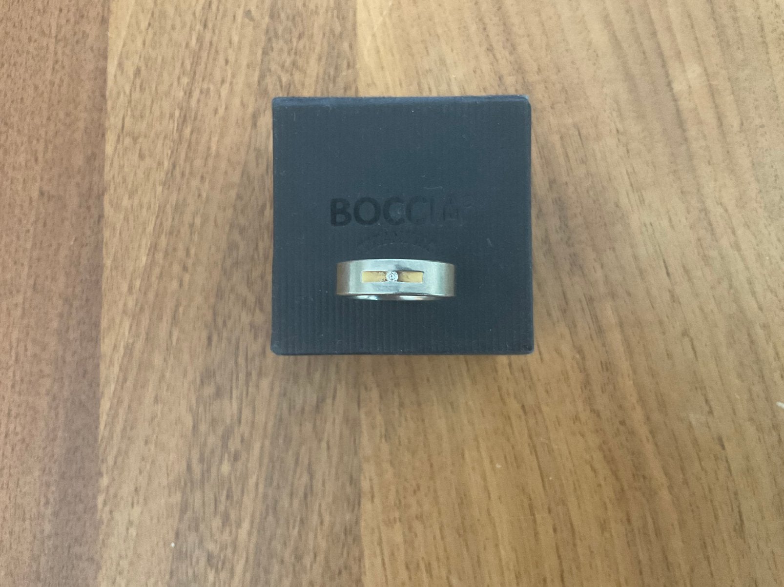Boccia ring met goudkleurig streepje en diamantje., Ophalen of Verzenden, Zo goed als nieuw, Leer, Overige merken