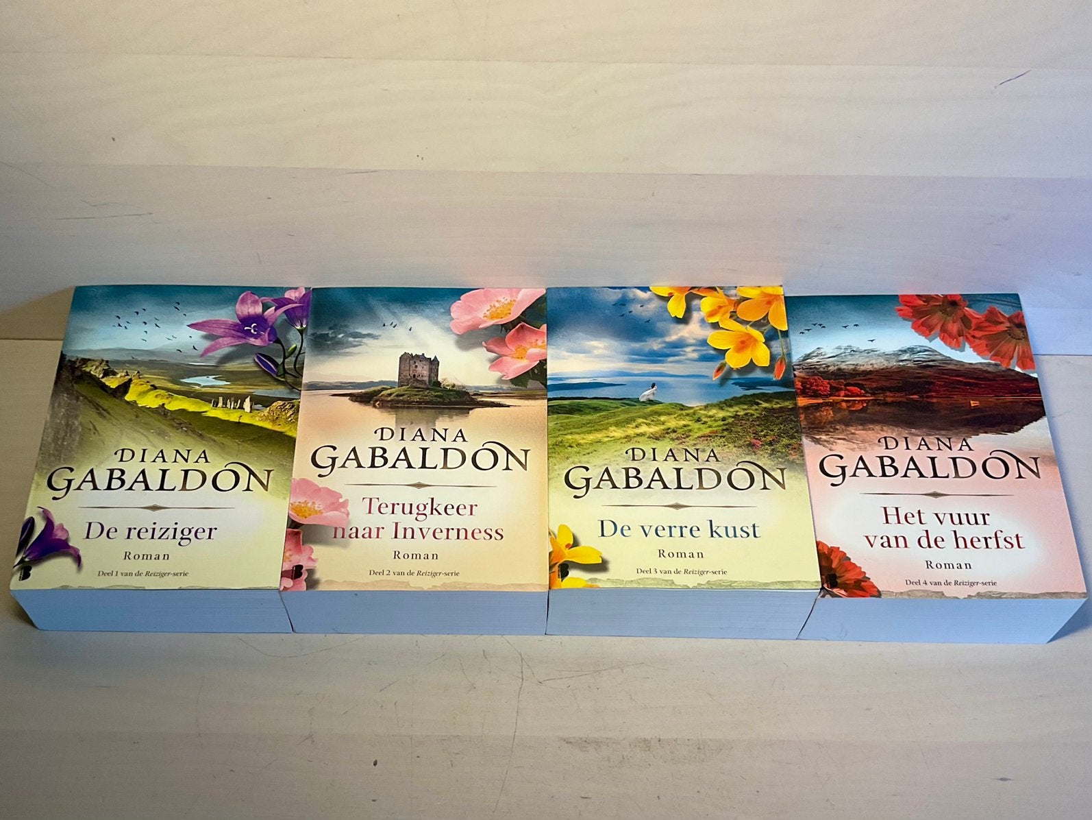 Diana Gabaldon - De reiziger deel een tot en met vier, Boeken, Ophalen of Verzenden, Zo goed als nieuw