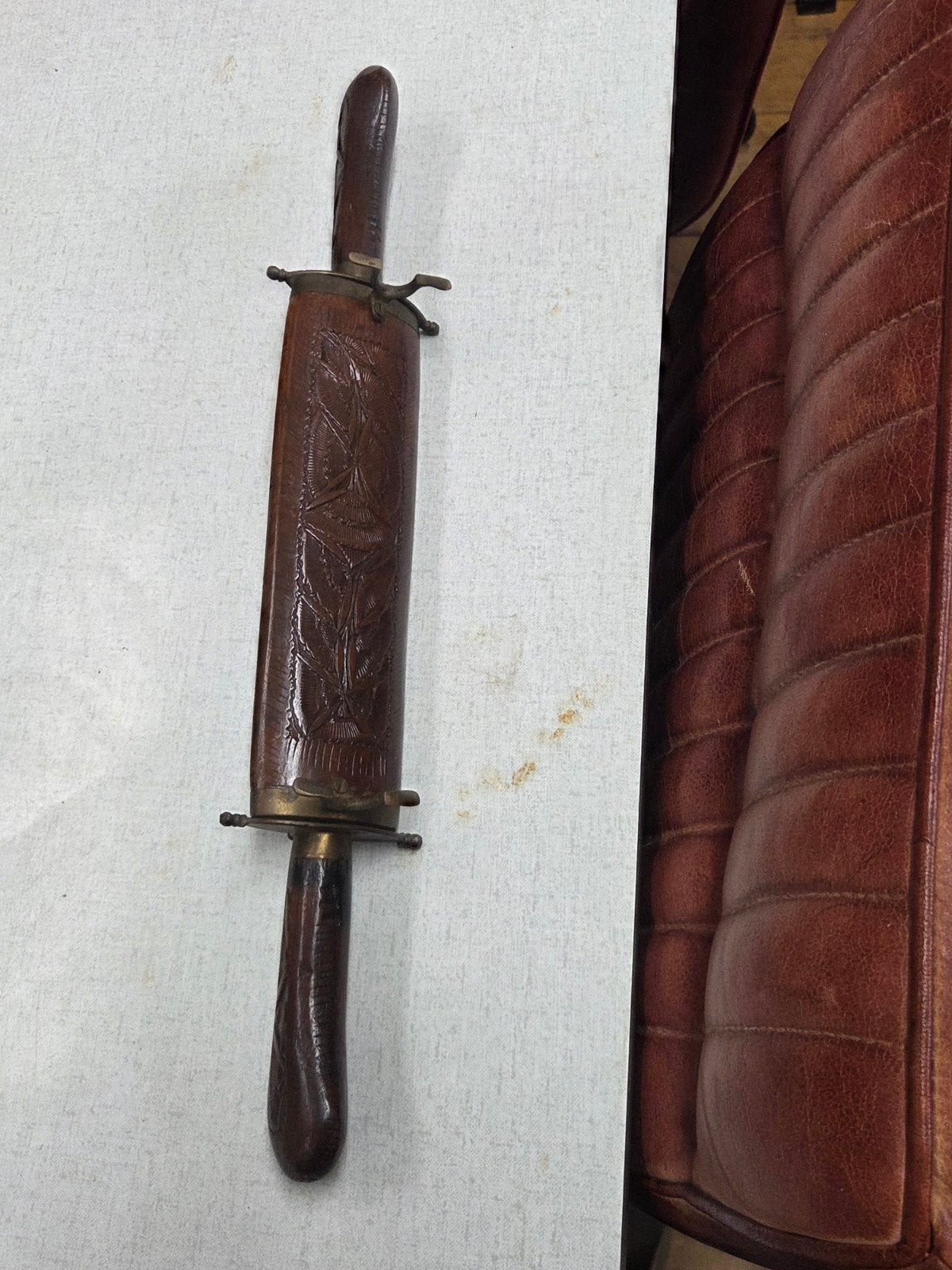 Antiek vleesmes en vork set met gesneden houten schede, Ophalen of Verzenden
