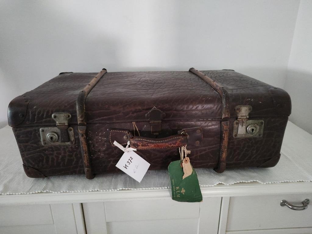 K372 VINTAGE koffer - hutkoffer met oud KLM bagagelabel, Sieraden, Tassen en Uiterlijk, Overige materialen, Gebruikt, -, -