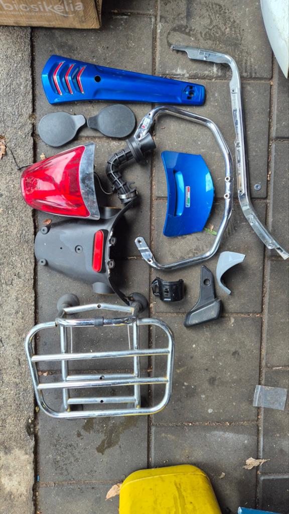 Vespa Sprint Primavera onderdelen 2014: achterlicht, rekje,, Ophalen of Verzenden, Gebruikt, Overige typen, Vespa
