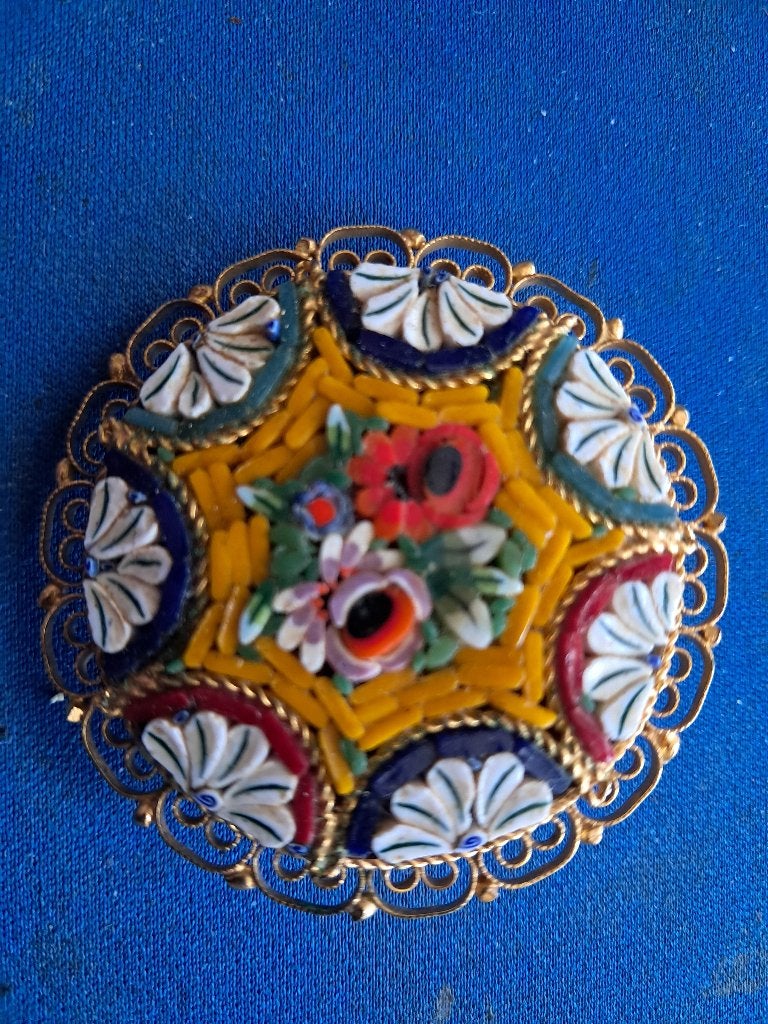 broche,fraai ingelegde steentjesmozaiek,diam. 5 cm, Sieraden, Tassen en Uiterlijk, Broches, Overige materialen, Ophalen of Verzenden