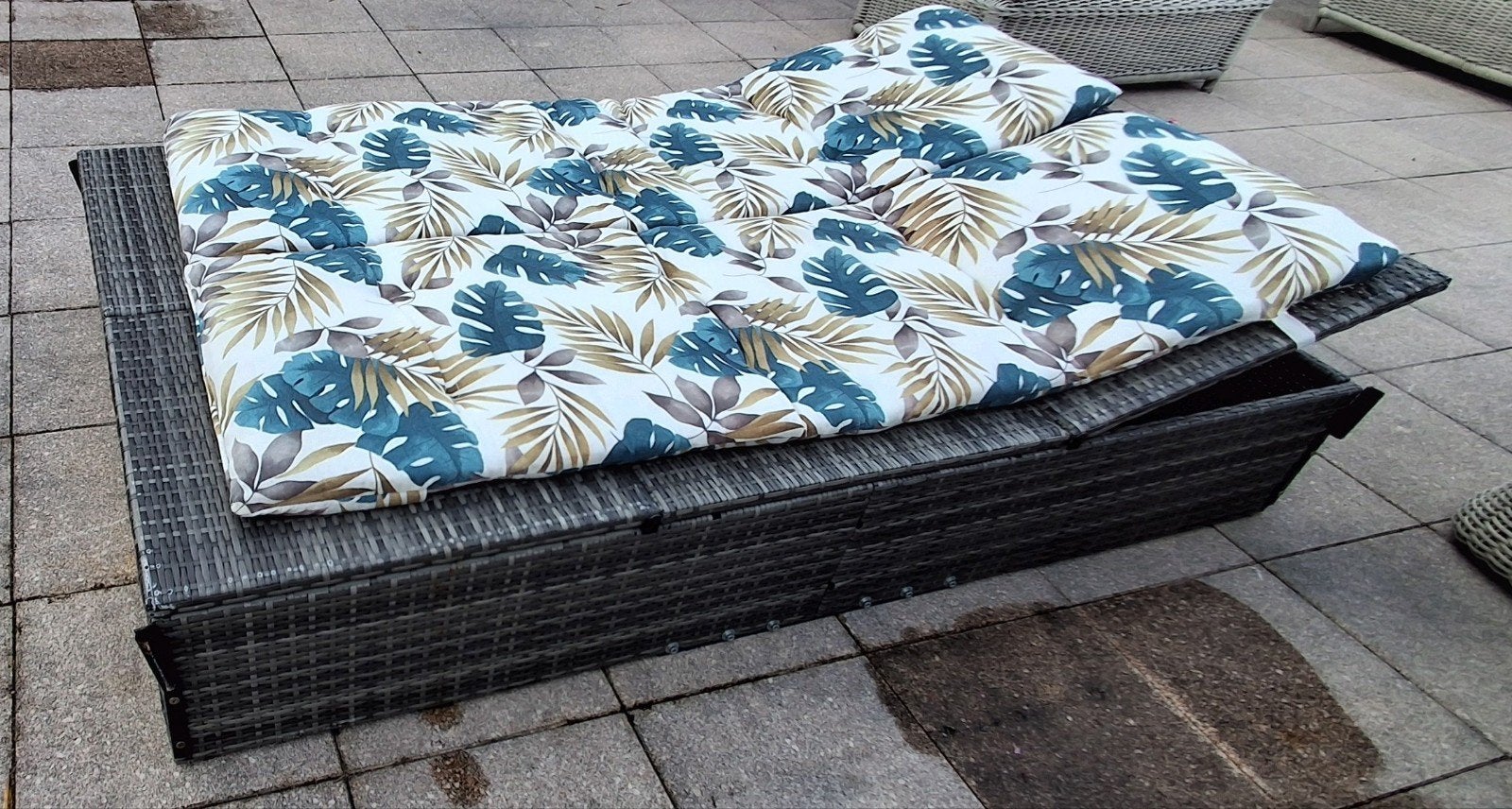 Rattan ligbed met 2 kussens, Tuin en Terras, Tuinmeubel-accessoires, Ophalen