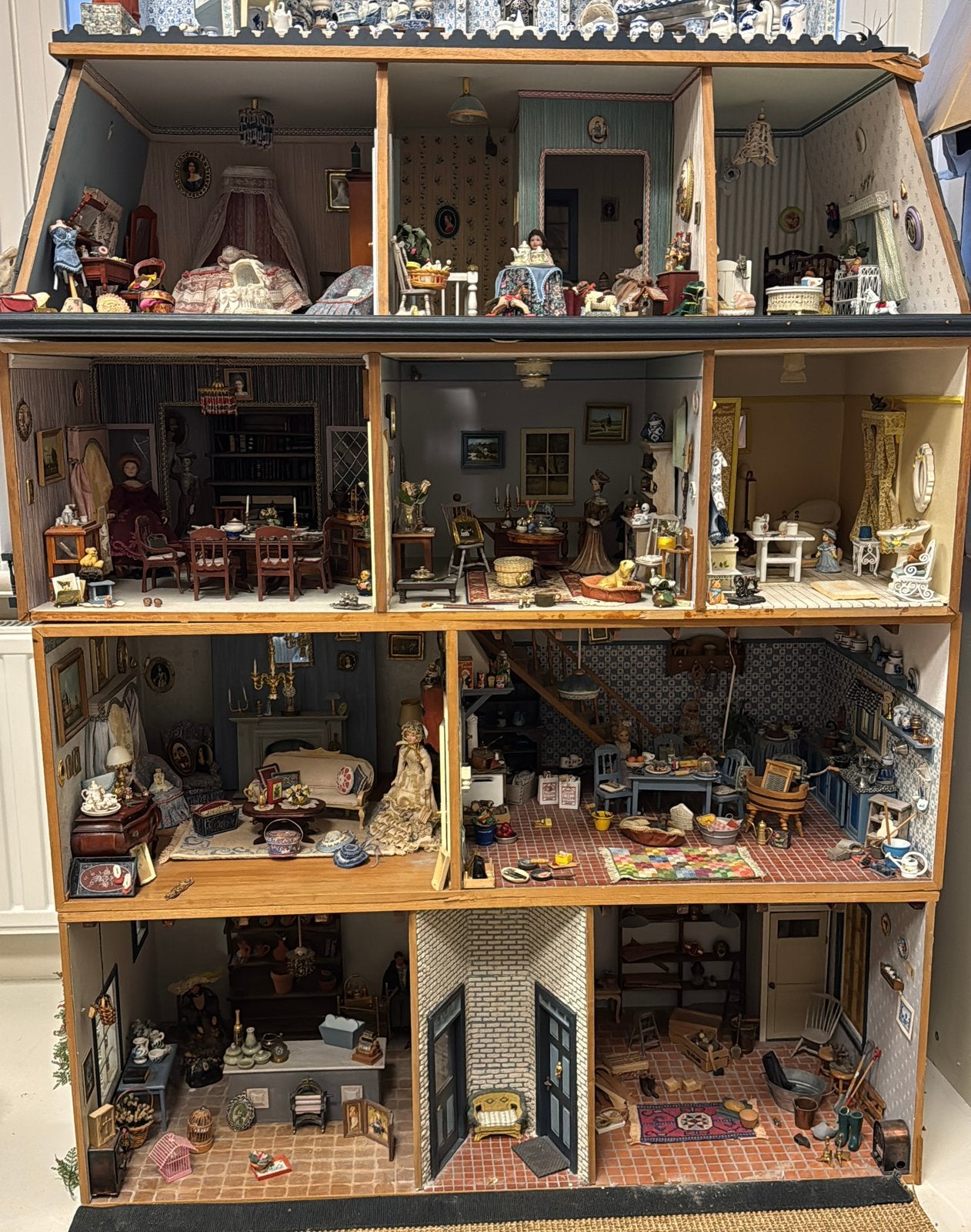 Groot/klassiek poppenhuis met uitgebreid interieur., Ophalen, Gebruikt, Poppenhuis