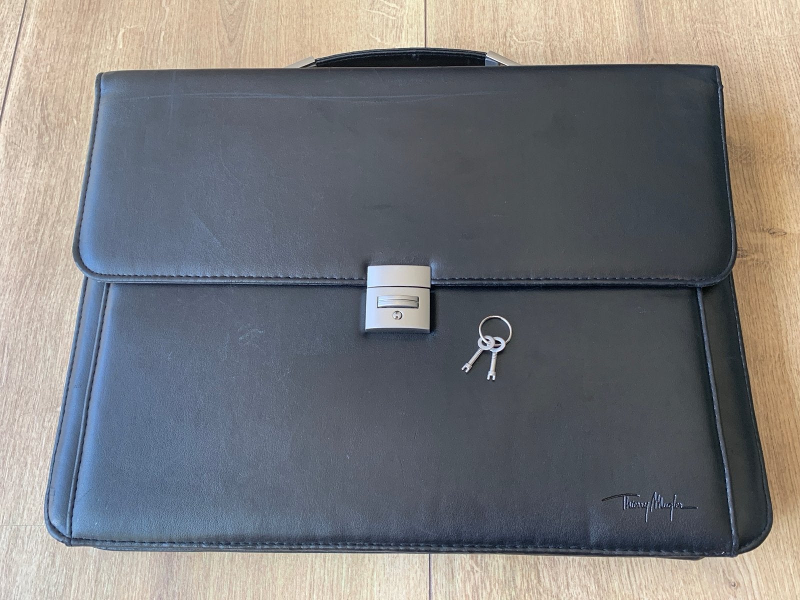 Thierry Mugler Leren laptoptas met sleutels en schouderriem, Computers en Software, Laptoptassen, Ophalen of Verzenden, Gebruikt
