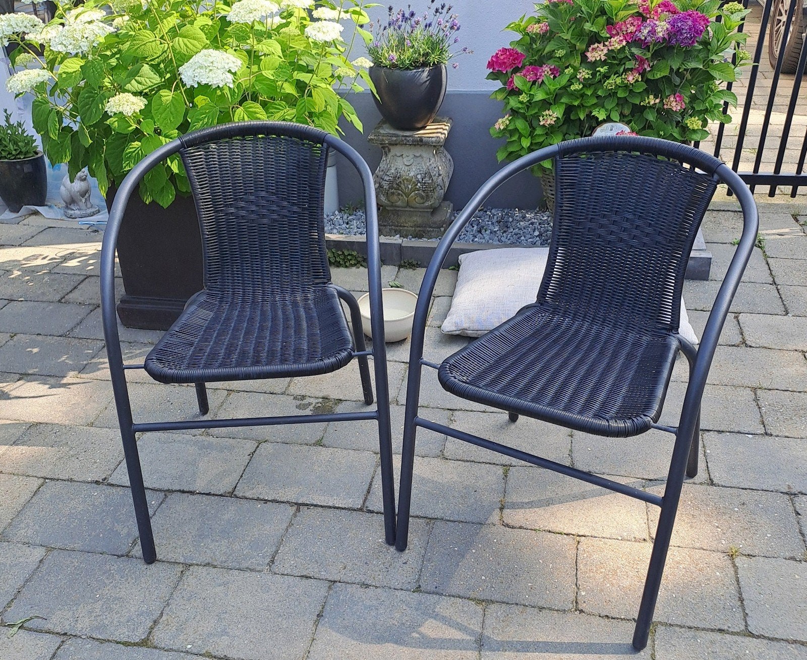 Twee zwarte tuinstoelen, Ophalen, Kunststof, Stapelbaar
