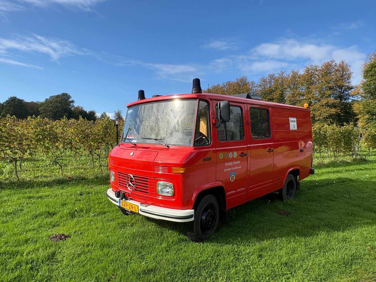 Unieke Mercedes-Benz 409 brandweerbus - Camper, Chemisch toilet, Standaard zit, Raamblindering, Brandblusser