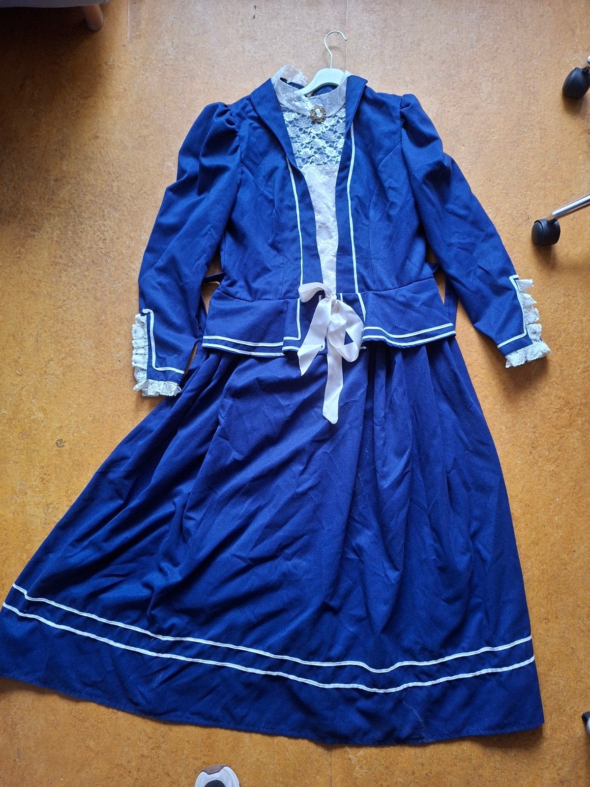 dickens jurk met cape, vest, muts en mofje, Ophalen