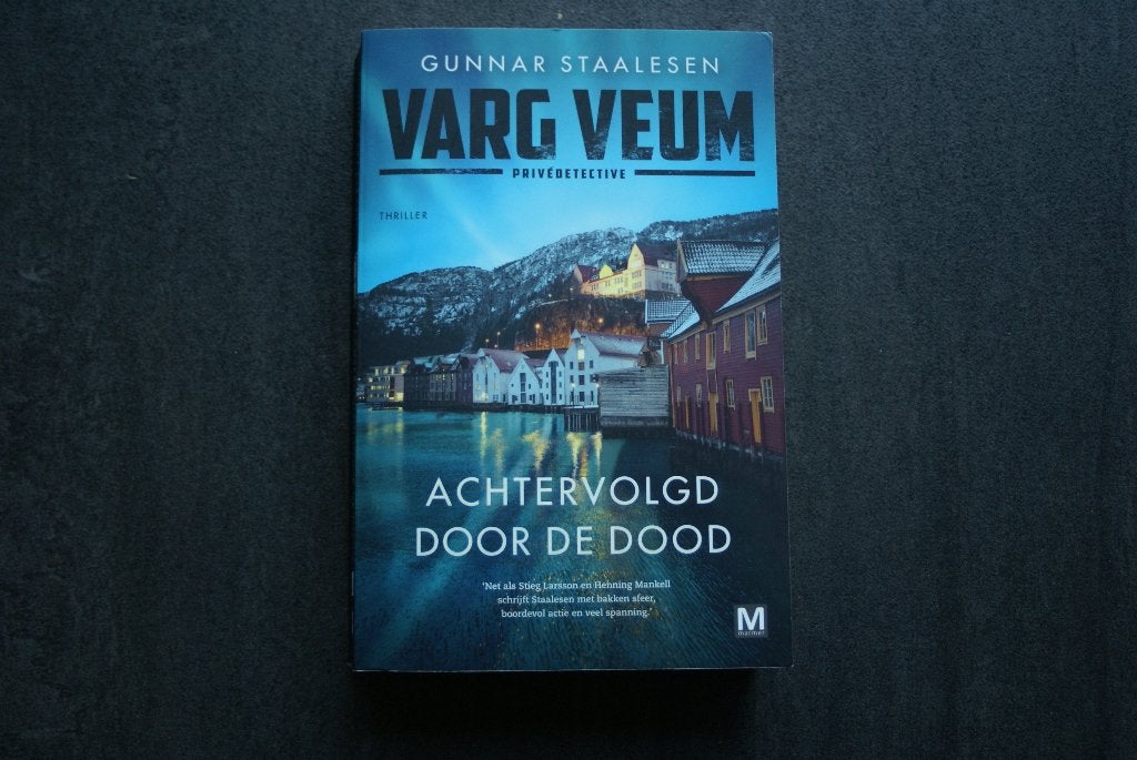 ACHTERVOLGD DOOR DE DOOD...2024. VARG VEUM Gunnar Staalessen, Ophalen of Verzenden, Zo goed als nieuw