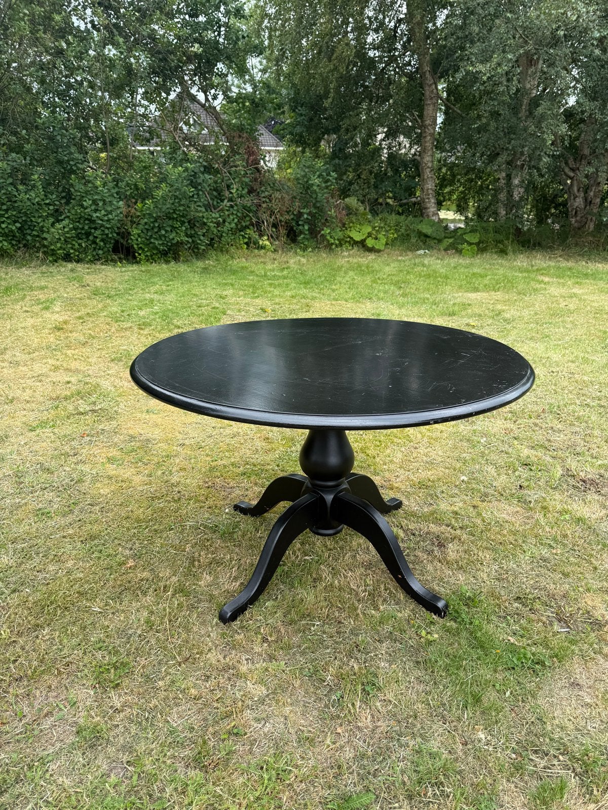 Zwarte ronde antieke tafel met sierlijke poot, Huis en Inrichting, Tafels | Eettafels, Ophalen, Gebruikt, Rond, Vier personen