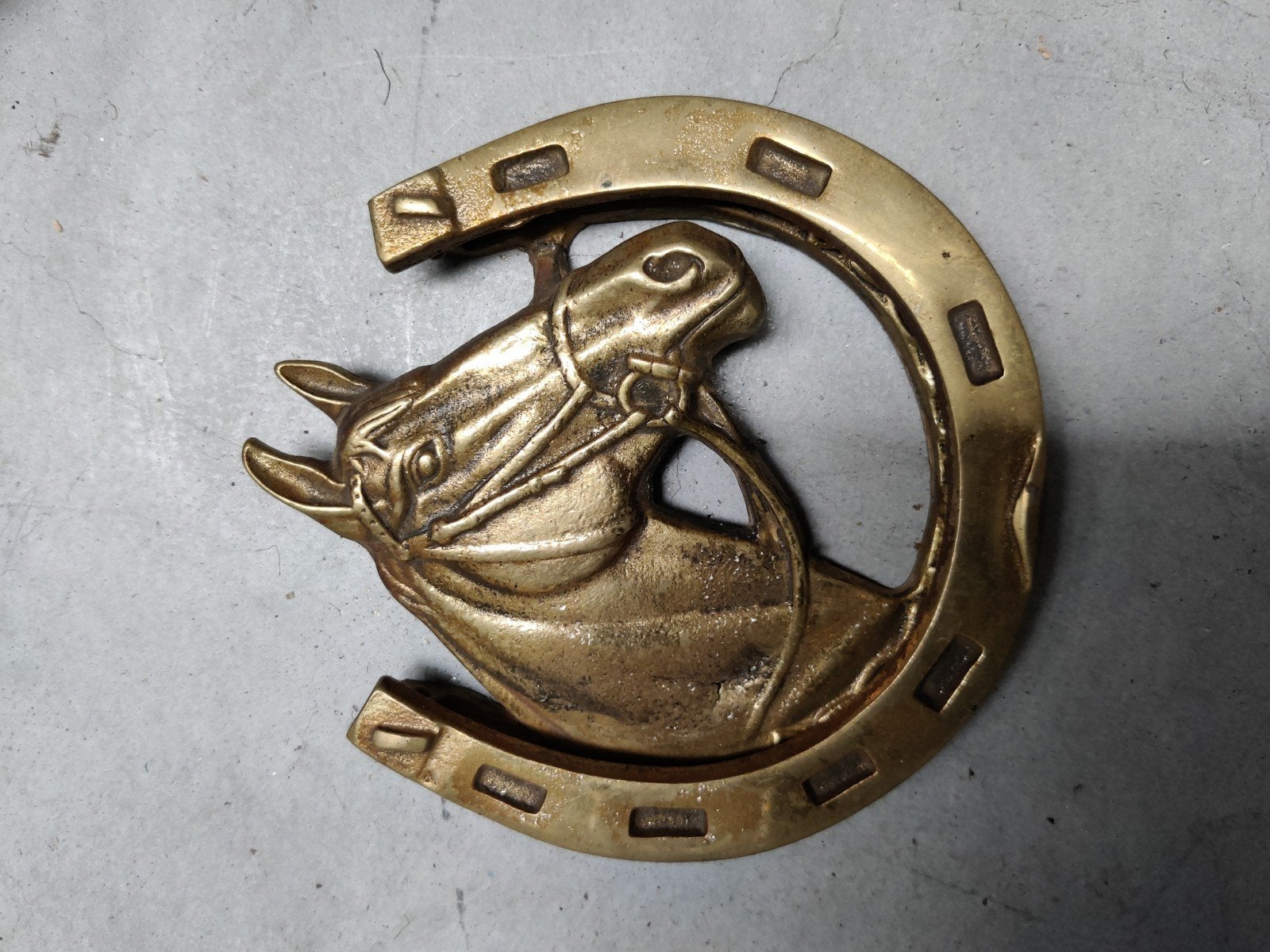 Decoratief paardenhoofd in hoefijzer, Antiek en Kunst, Ophalen of Verzenden