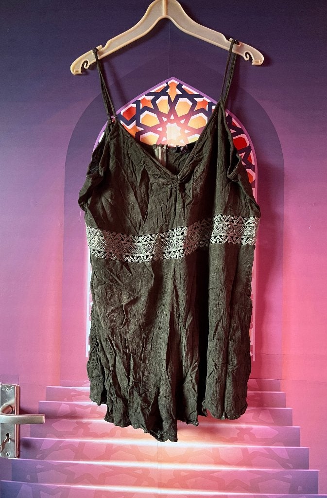 Legergroene Ibiza playsuit met sierrand en rits 44 nu 15,99€, Maat 42/44 (L), Made in Ibiza, Ophalen of Verzenden, Gedragen