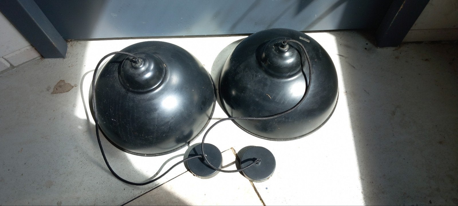 Set van 2 zwarte hanglampen met koperen binnenkant, Ophalen, Gebruikt, Modern, Industrieel, E27 (groot)