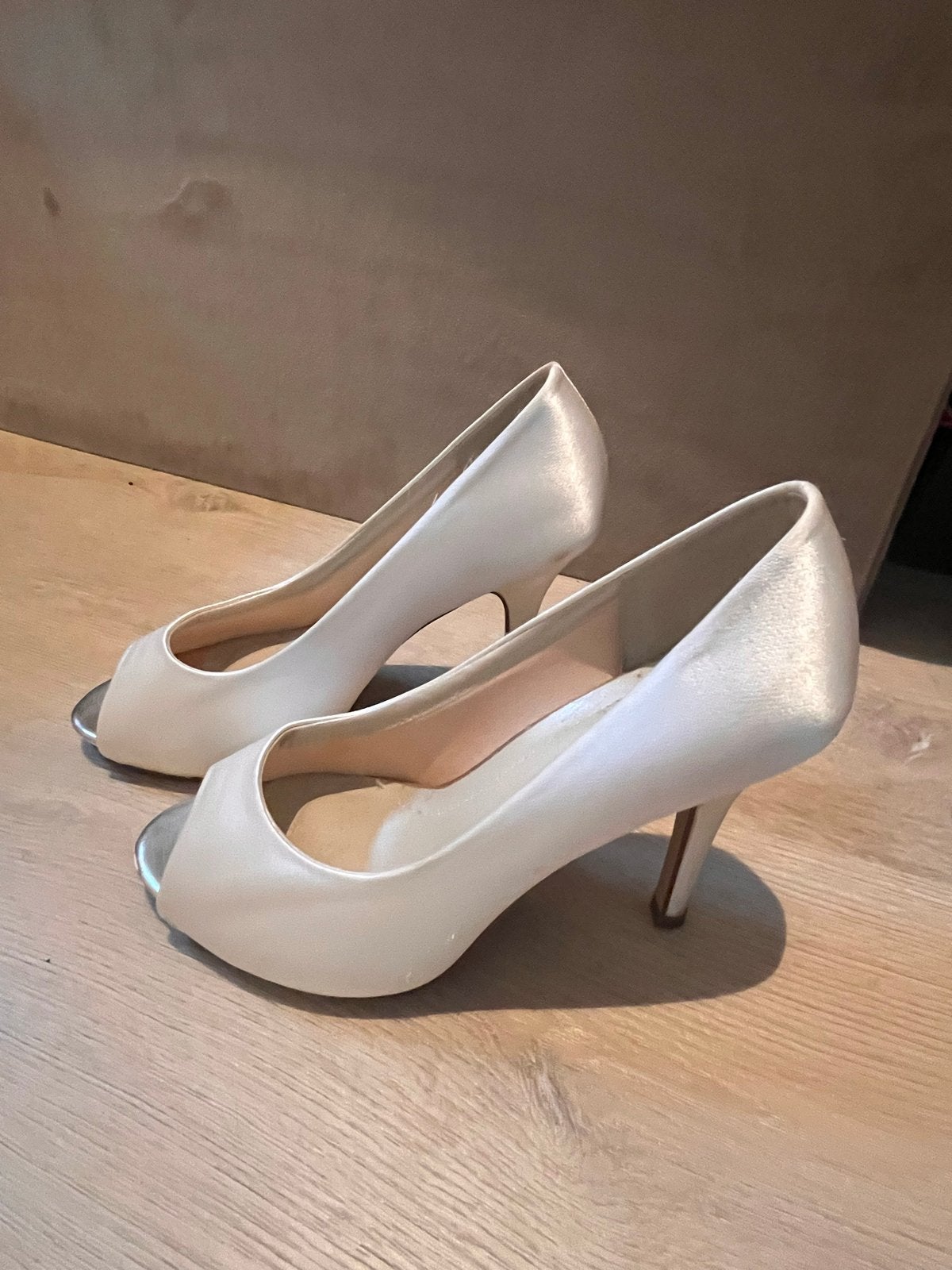 Rainbow Club Peep-Toe Pumps Maat 6 (39) - Crème Satin, Ophalen of Verzenden, Gedragen, Overige kleuren, Pumps