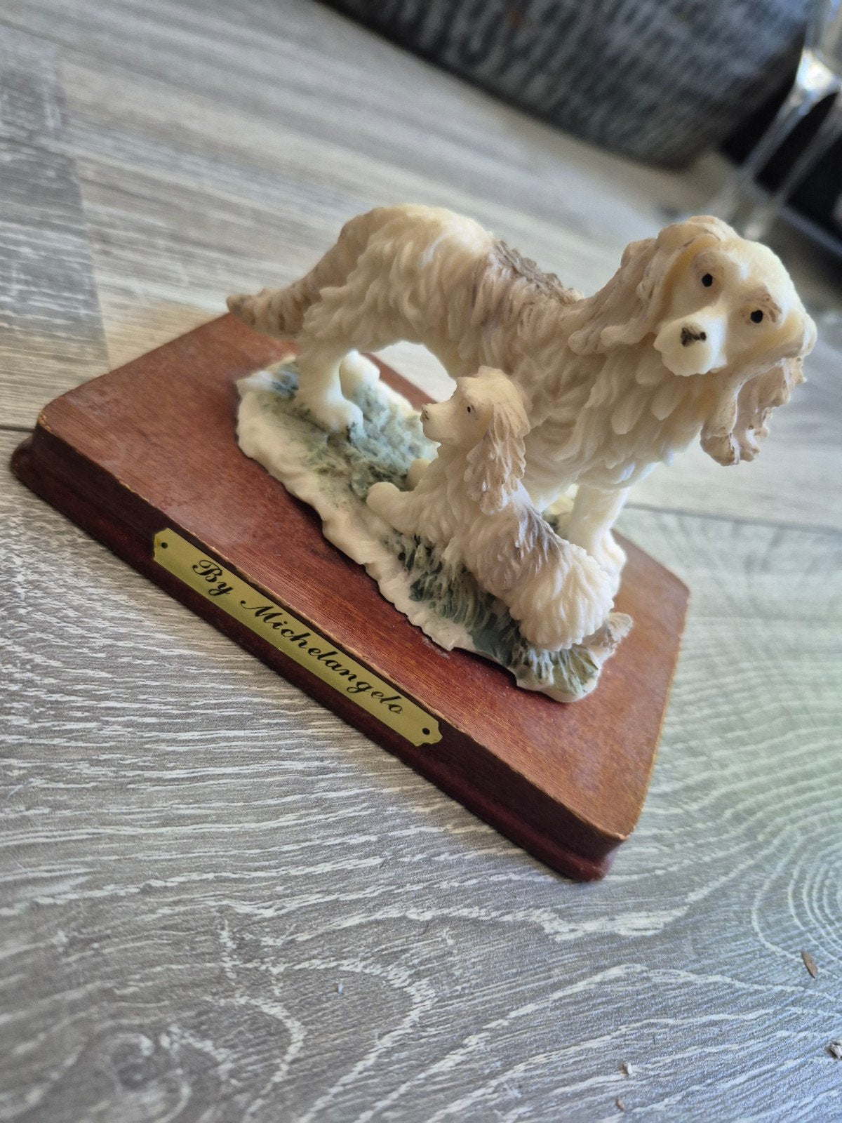 Beeldje van honden op houten sokkel - By Michelangelo, Hout, Gebruikt, Ophalen of Verzenden, Klassiek