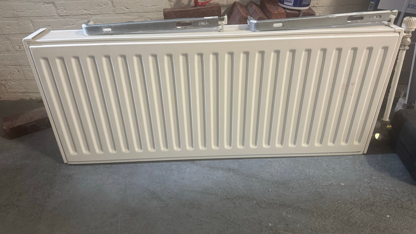 Witte radiator, Ophalen, 30 tot 80 cm, Radiator, Zo goed als nieuw
