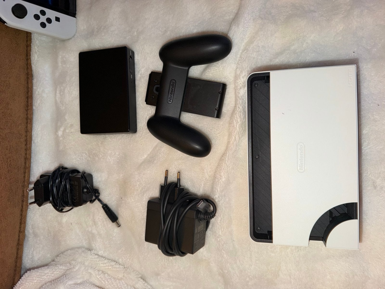 Foto 4 van Nintendo Switch OLED met 3 games en accessoires
