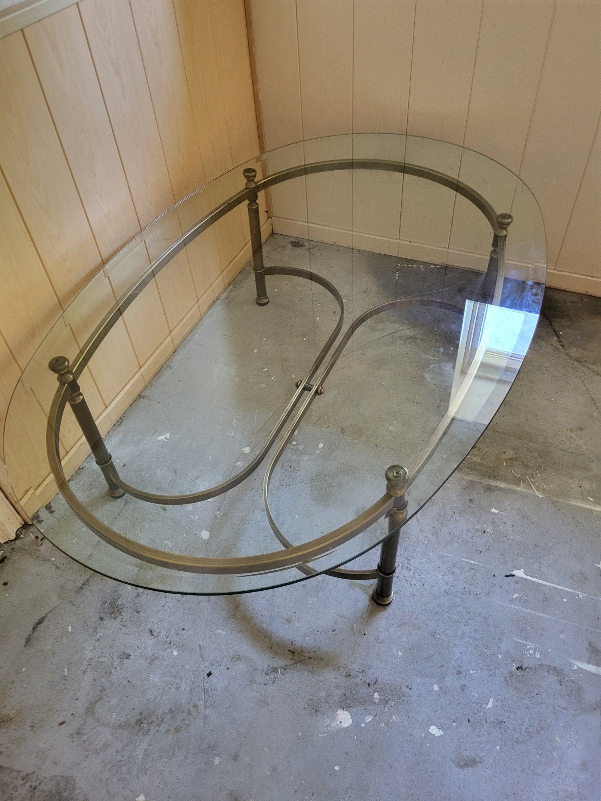 Elegante glazen salontafel met metalen onderstel, Huis en Inrichting, Tafels | Salontafels, Gebruikt, 100 tot 150 cm, Glas, Ovaal