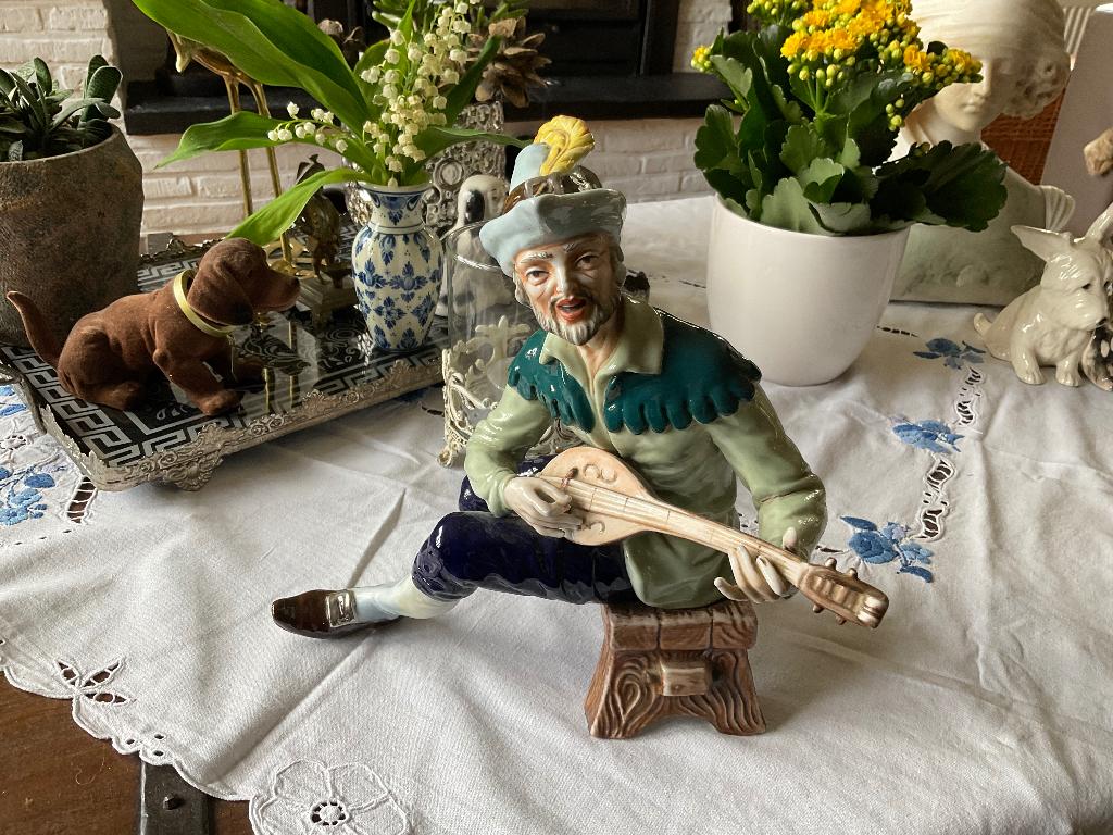Oud porselein beeld Troubadour op bank, Ophalen of Verzenden