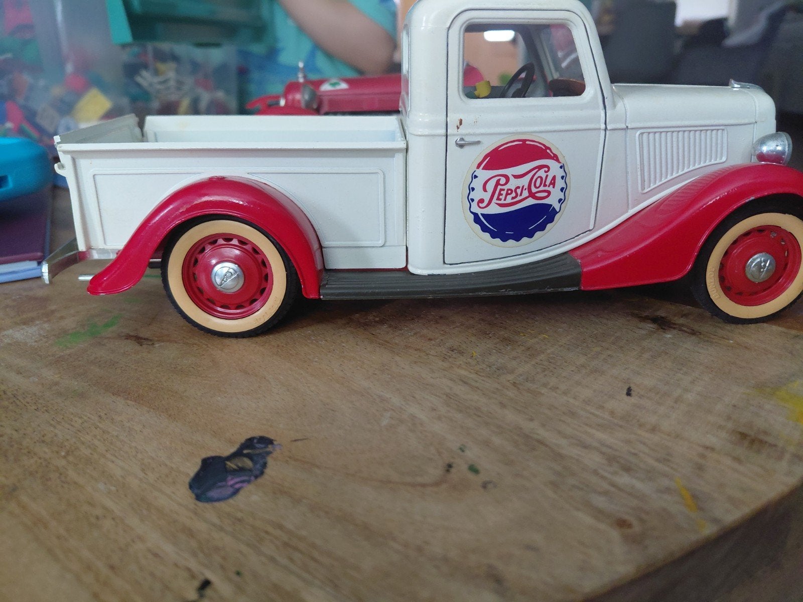 speelgoed auto kleuren creame en rood, Hobby en Vrije tijd, Modelauto's | 1:24, Ophalen of Verzenden, Overige merken