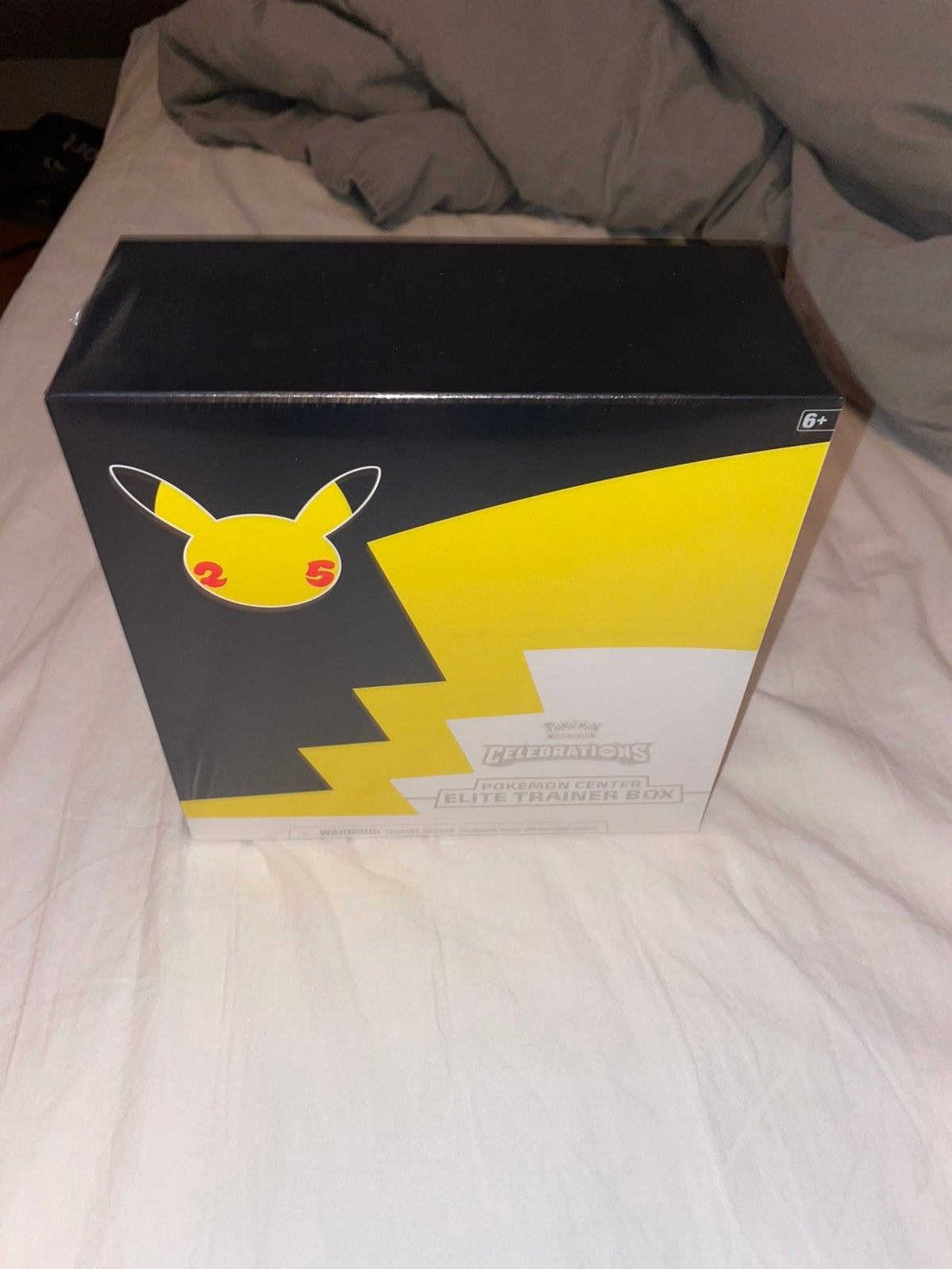 25th Celebrations Pokémon Center Elite Trainer Box – Sealed, Ophalen of Verzenden, Nieuw, Boosterbox