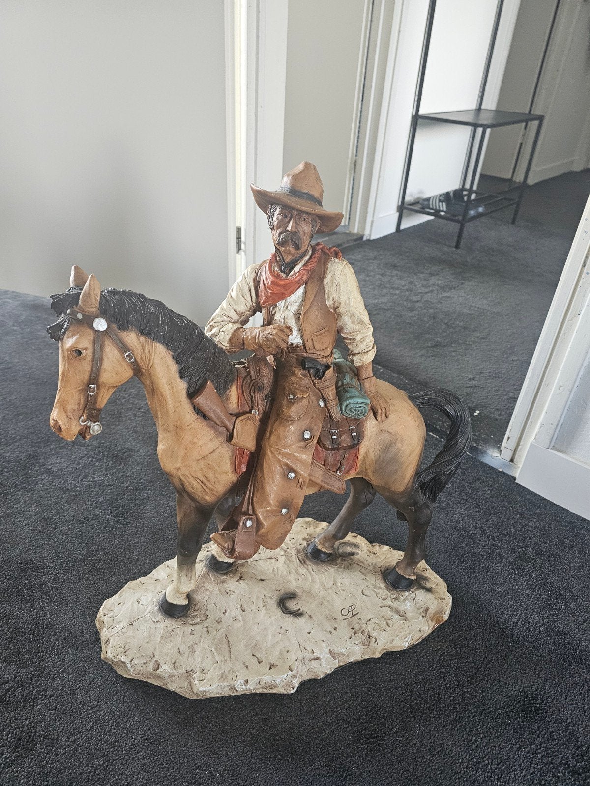 Cowboy op paard beeld - Western decoratie, Antiek en Kunst, Kunst | Beelden en Houtsnijwerken, Ophalen, 50 - 100 cm, Handgemaakt
