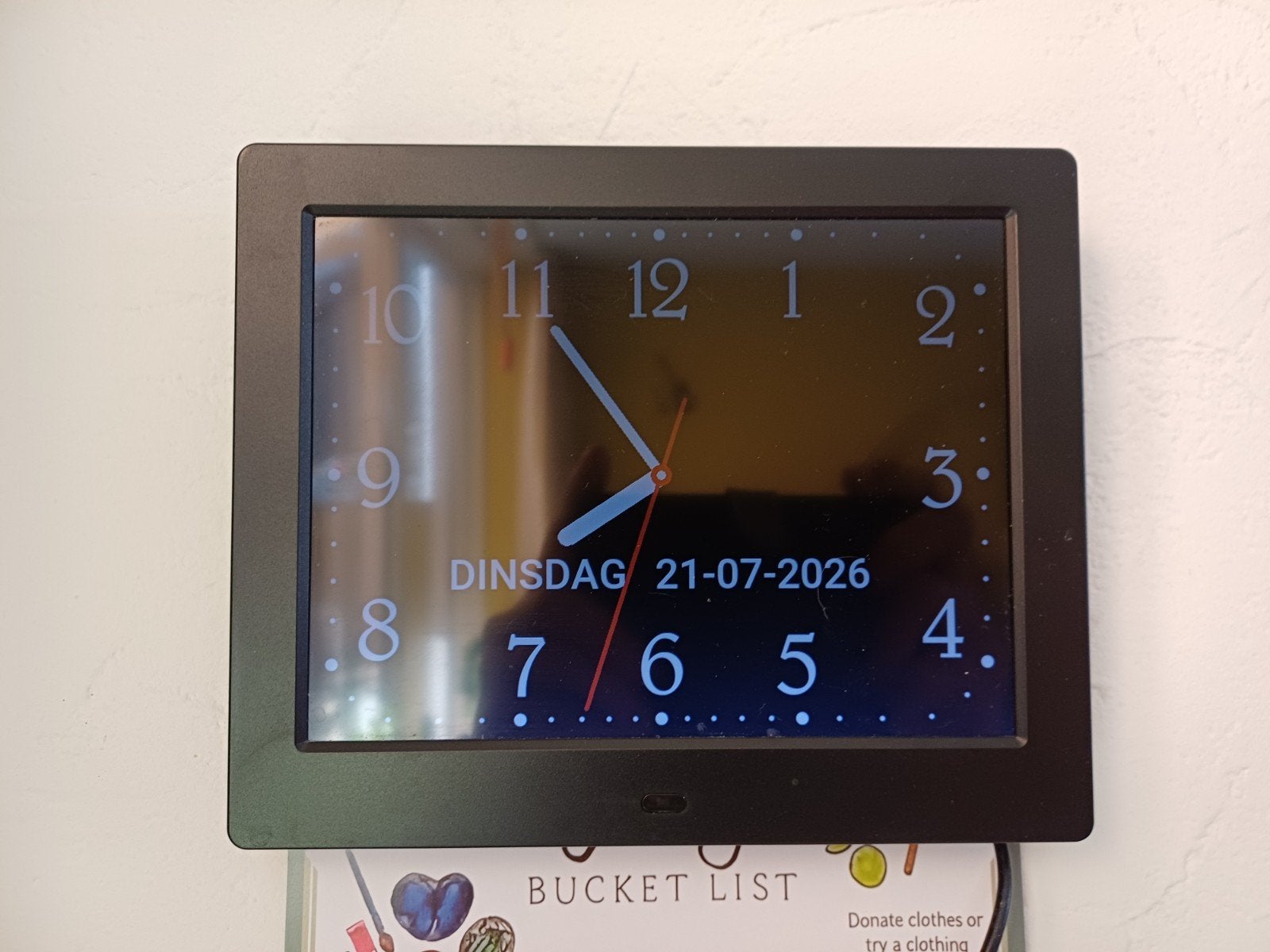 Digitale wandklok met analoge weergave en datum handig voor, Ophalen of Verzenden, Wandklok