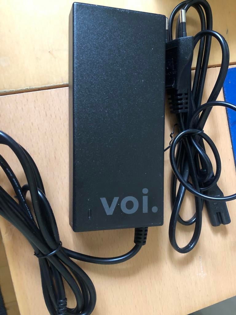Nieuwe Voi oplader voor elektrische fiets (42V 2A), Fietsen en Brommers, Ophalen of Verzenden, Nieuw