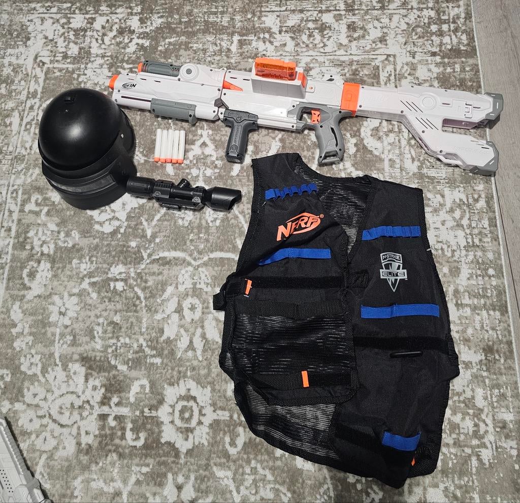 Grote Nerf set: Blasters, helm, vest, scope en kogels, Kinderen en Baby's, Speelgoed | Buiten | Actiespeelgoed, Ophalen of Verzenden