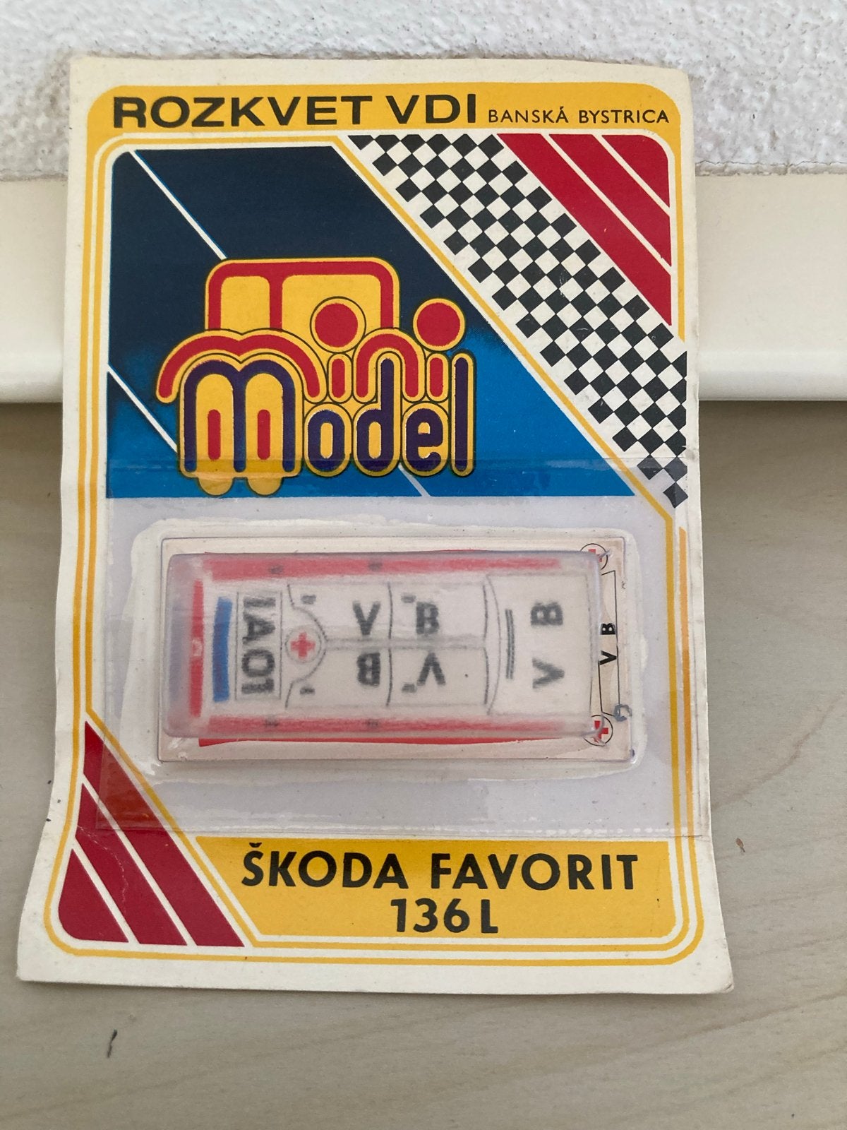 Lege blisterverpakking Skoda Favorit 1:64 met decals, Ophalen of Verzenden, Gebruikt, Auto