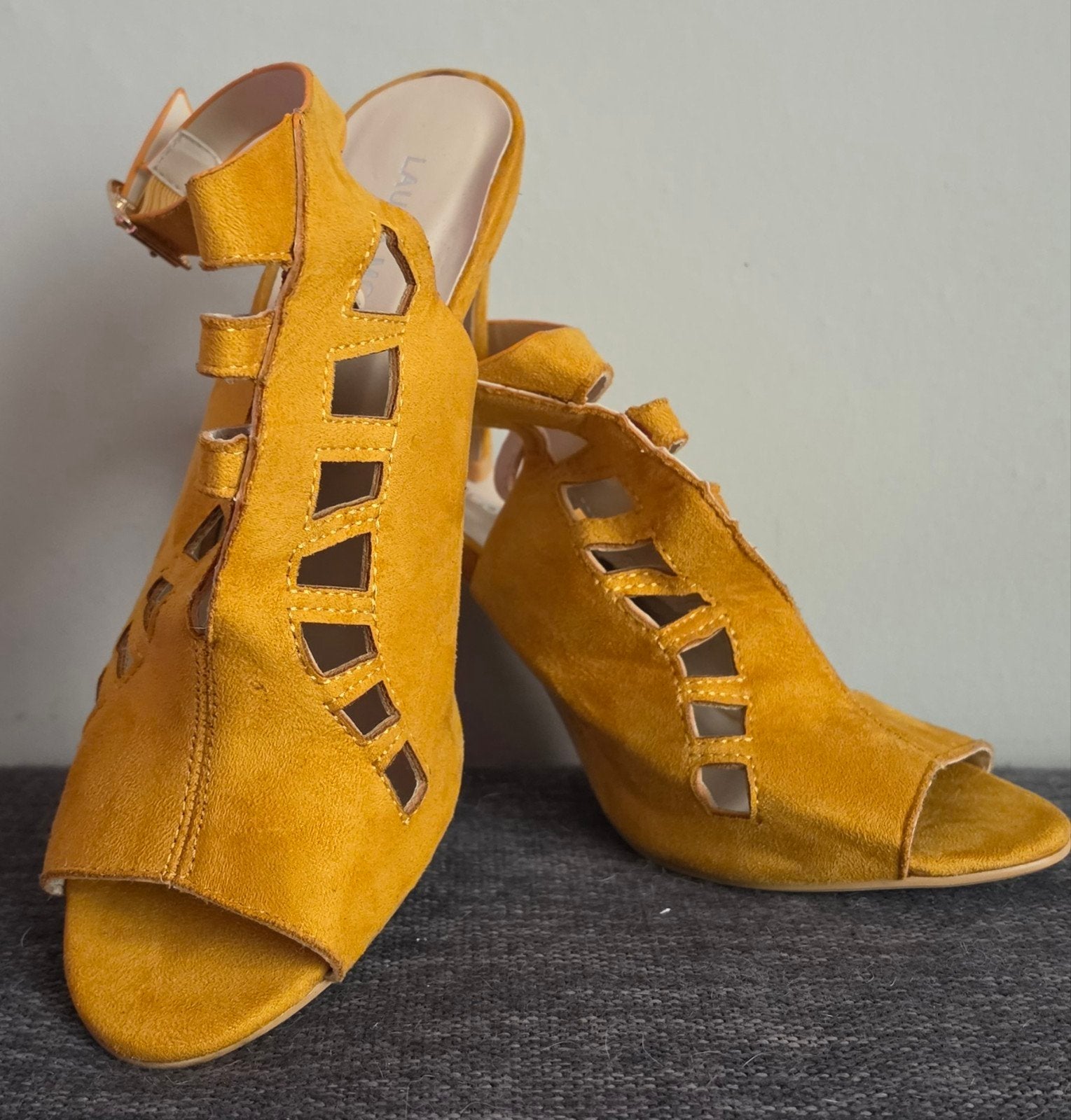 Mooie okergele opengewerkte pump mt.40, Geel, Nieuw, Ophalen of Verzenden, Schoenen met hoge hakken
