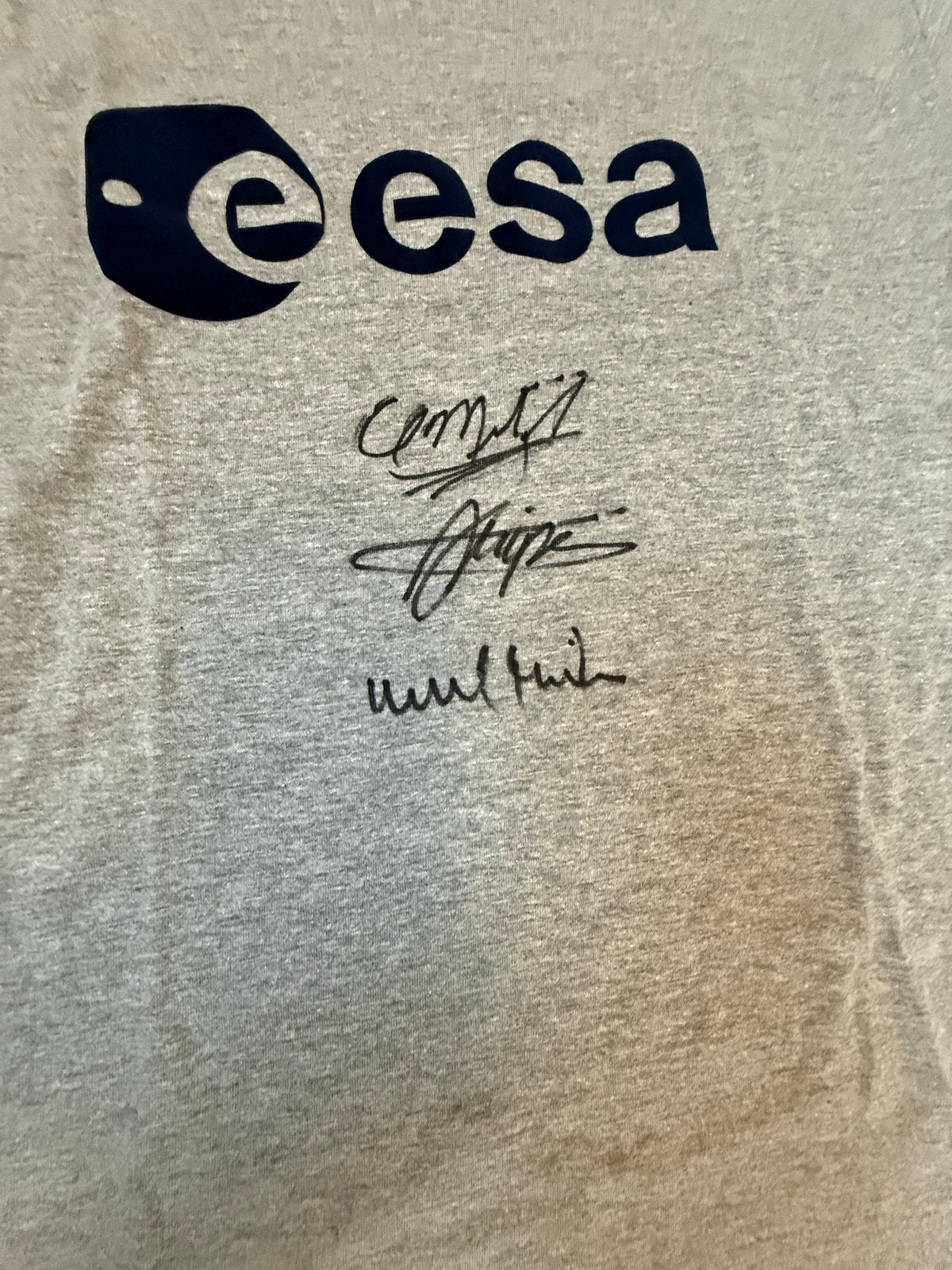 ESA T-shirt gesigneerd door Thomas Pesquet, Samantha Cristof, Ophalen of Verzenden, Zo goed als nieuw, Overige maten, Grijs