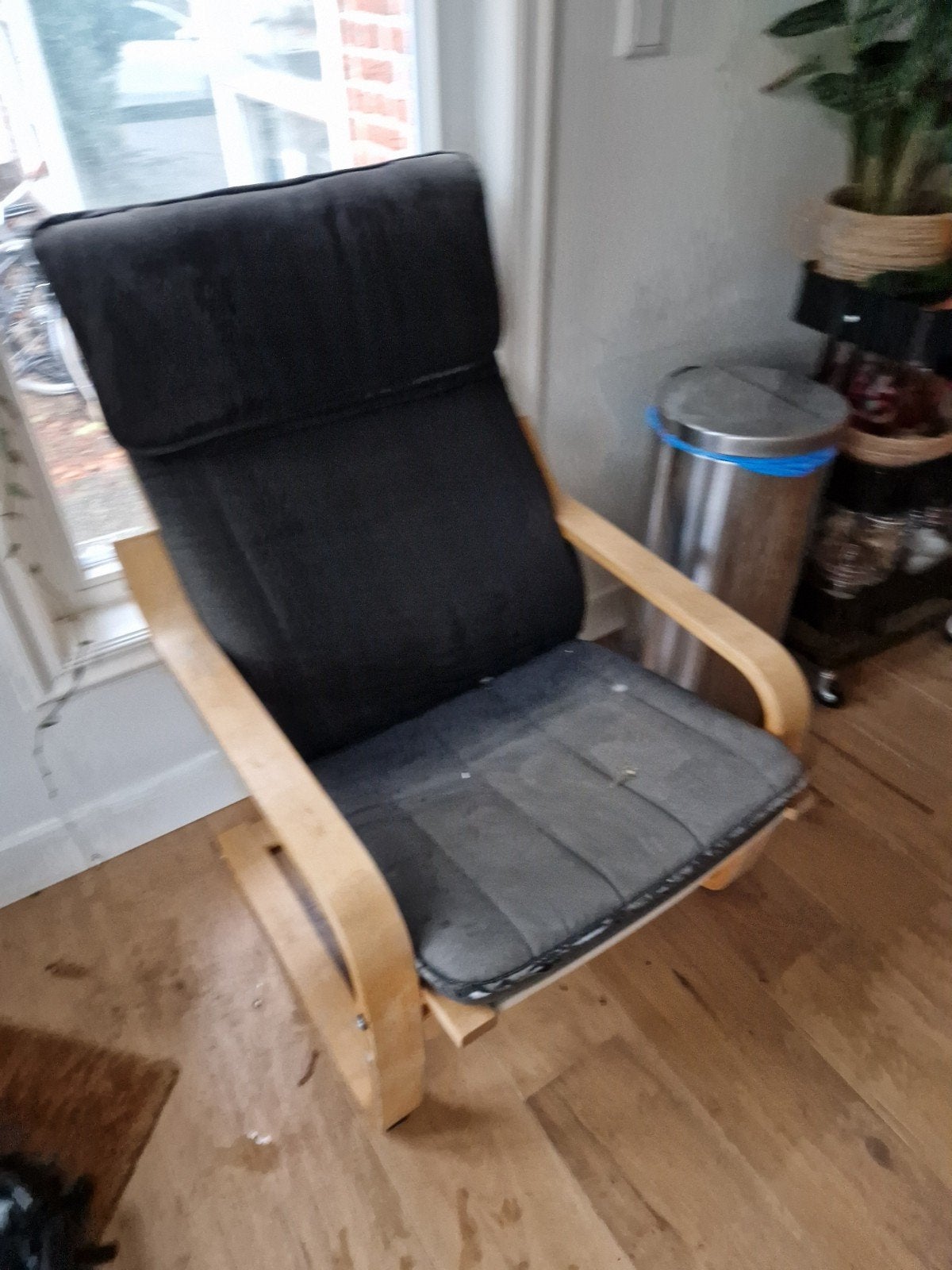 gratis op te halen: Ikea Poäng fauteuil met donkergrijze kus, Huis en Inrichting, Stoelen, Ophalen, Gebruikt, Stof, Eén