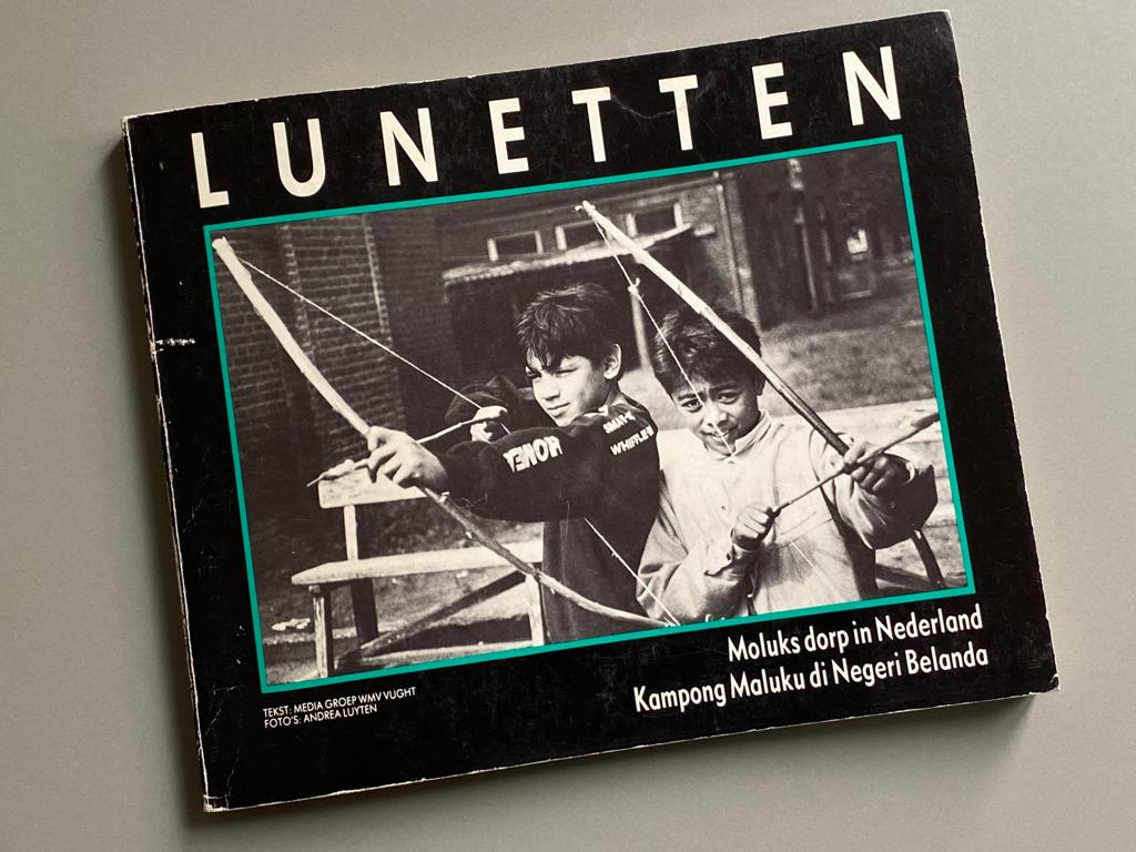 Lunetten. Moluks dorp in Nederland 1986, Boeken, Ophalen of Verzenden, Zo goed als nieuw