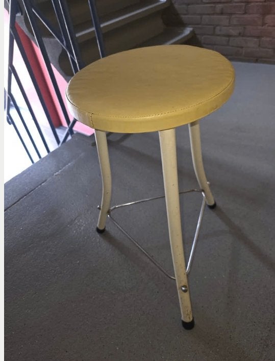 Vintage krukje met geel leren zitting, Ophalen, Gebruikt, Hout