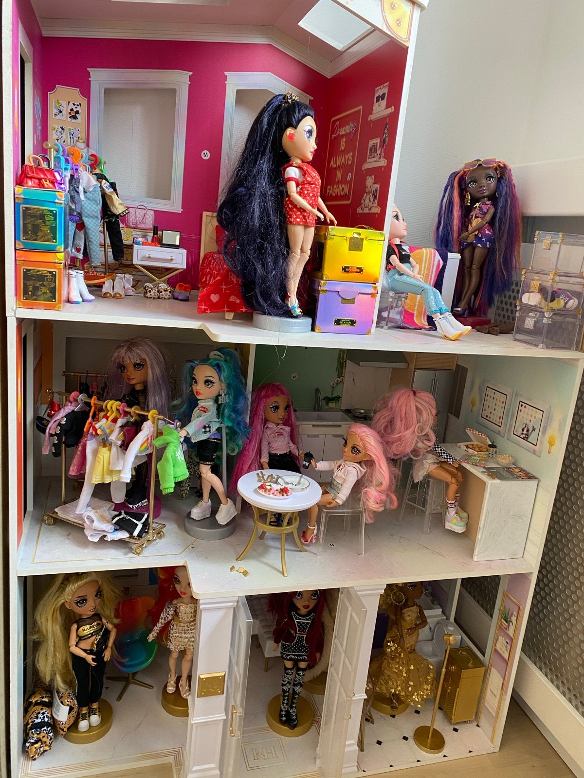 Rainbow High Huis met accessoires en poppen, Ophalen, Zo goed als nieuw, Poppenhuis