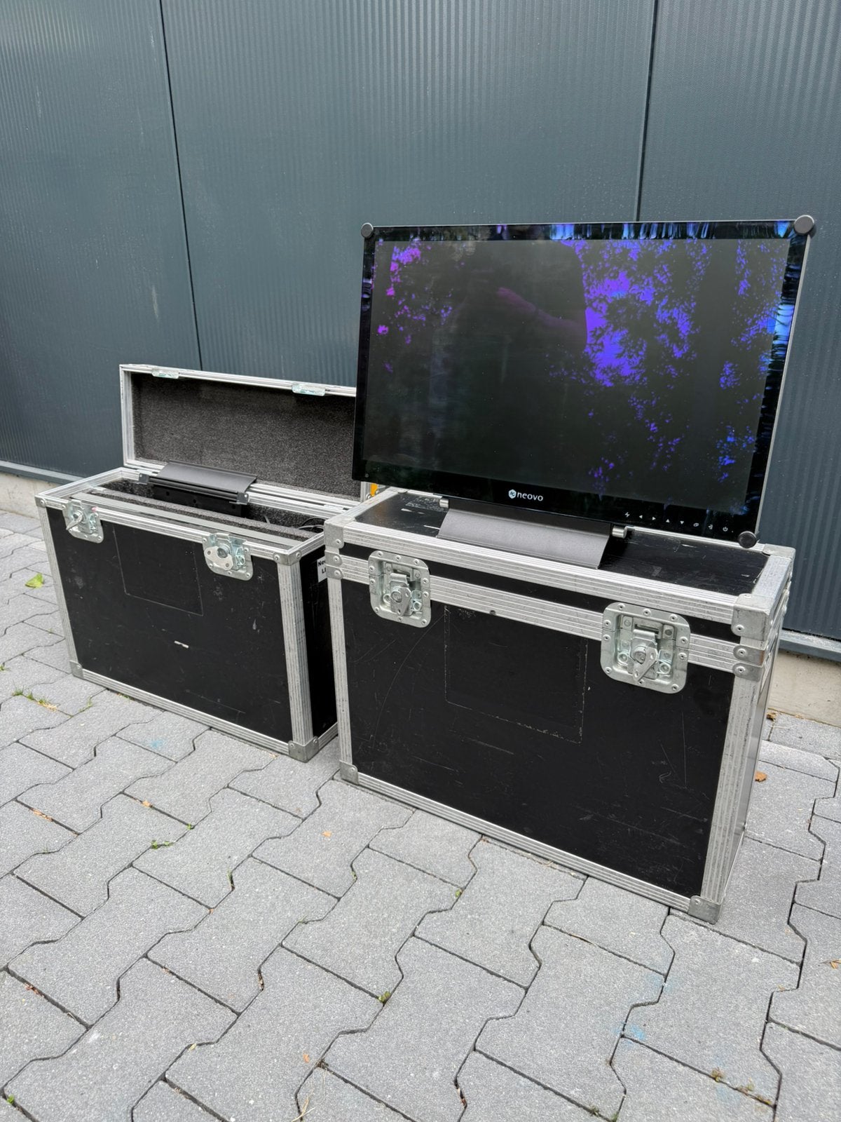 Neovo 24” monitor in flightcase 2x, Ophalen, Zo goed als nieuw, Overige instrumenten, Flightcase