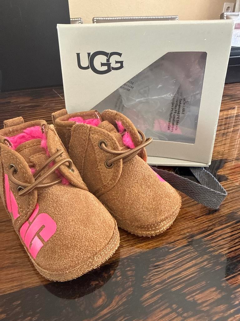 Ugg schoentjes maat XS (0-6 mnd), Ophalen of Verzenden, Zo goed als nieuw, Jongetje of Meisje, Schoentjes