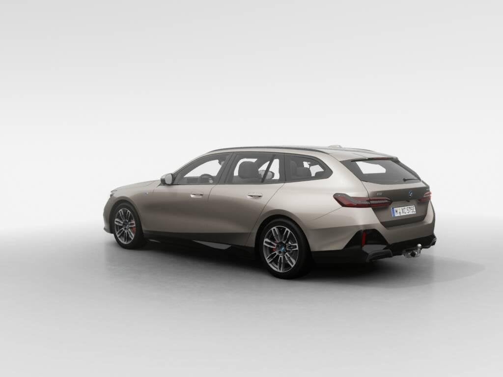 BMW i5 Touring eDrive40 M Sport Edition | M Sport package |, Zwart, Met garantie (alle), 560 km, 1500 kg