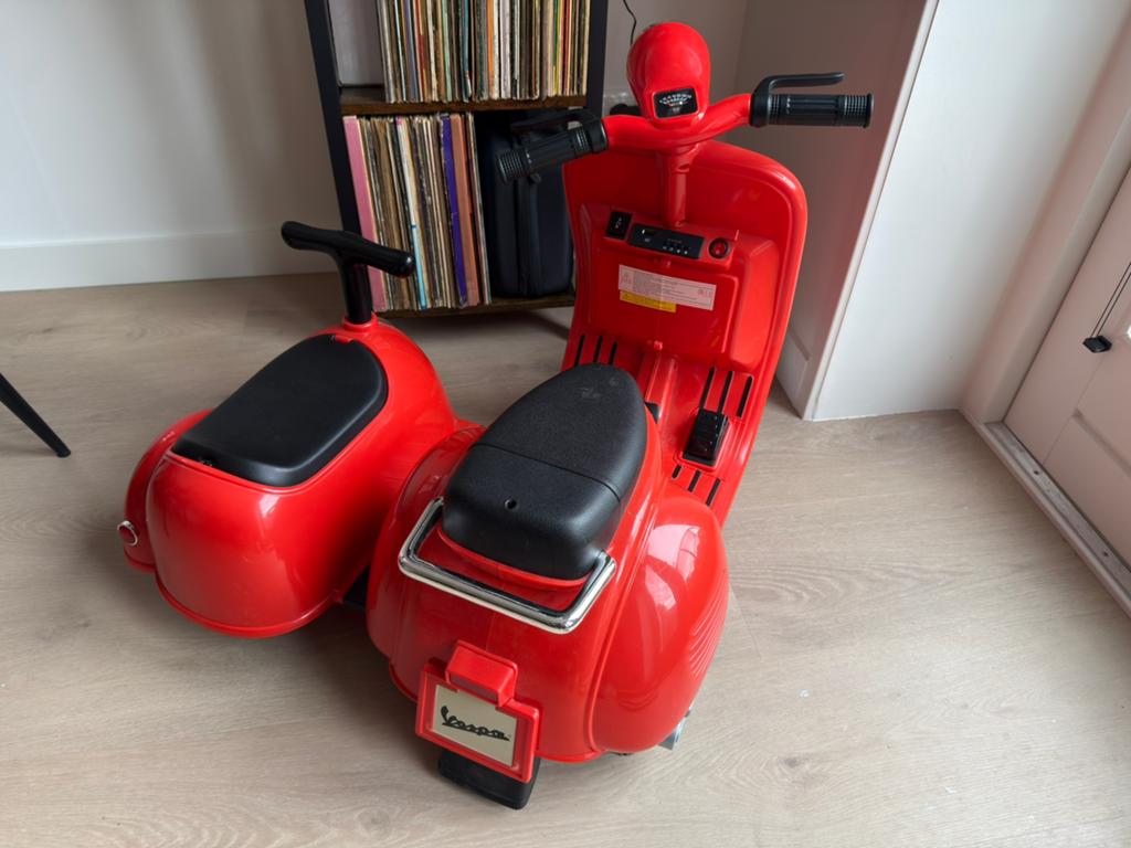 Rode Vespa Kinderscooter met Zijspan 6V 30KG + radio en lamp, Ophalen, Zo goed als nieuw