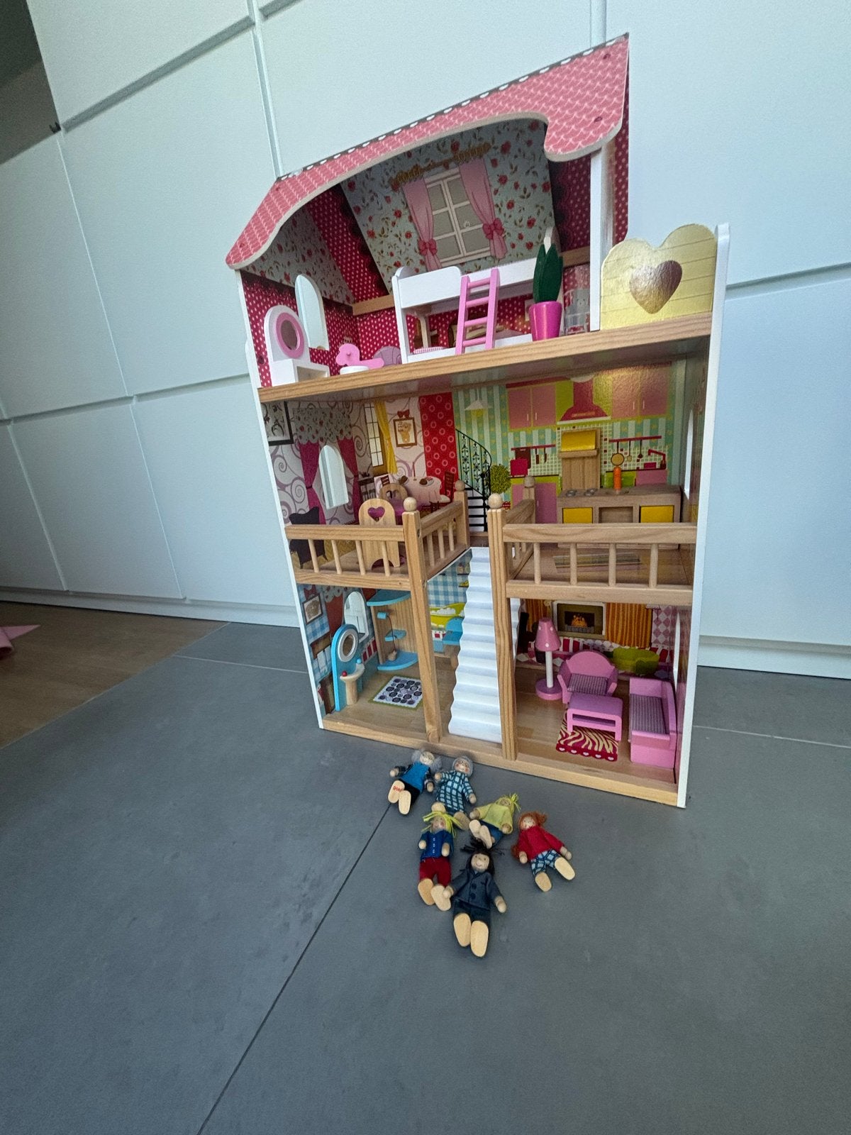 Groot Houten Poppenhuis met Meubels en Poppen, Ophalen, Zo goed als nieuw, Poppenhuis