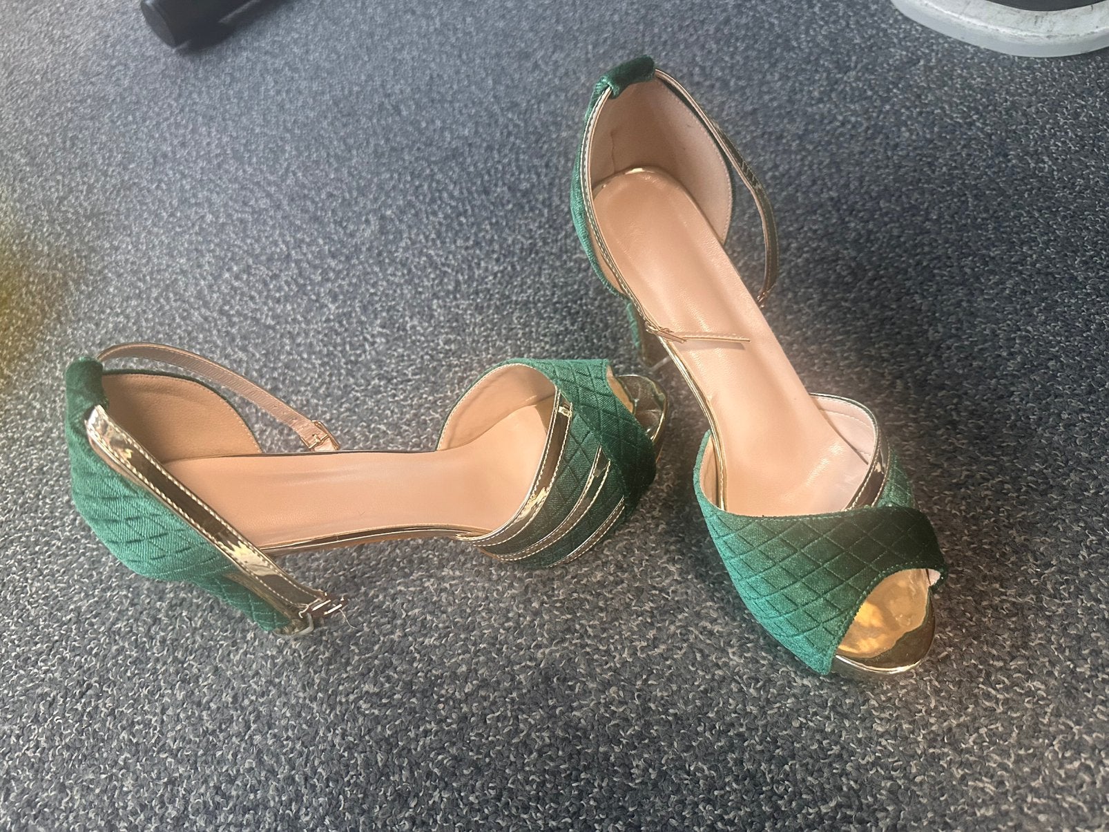 Hakken groen fluweel maat 41, Kleding | Dames, Schoenen, Nieuw, Ophalen of Verzenden, Schoenen met hoge hakken, Groen