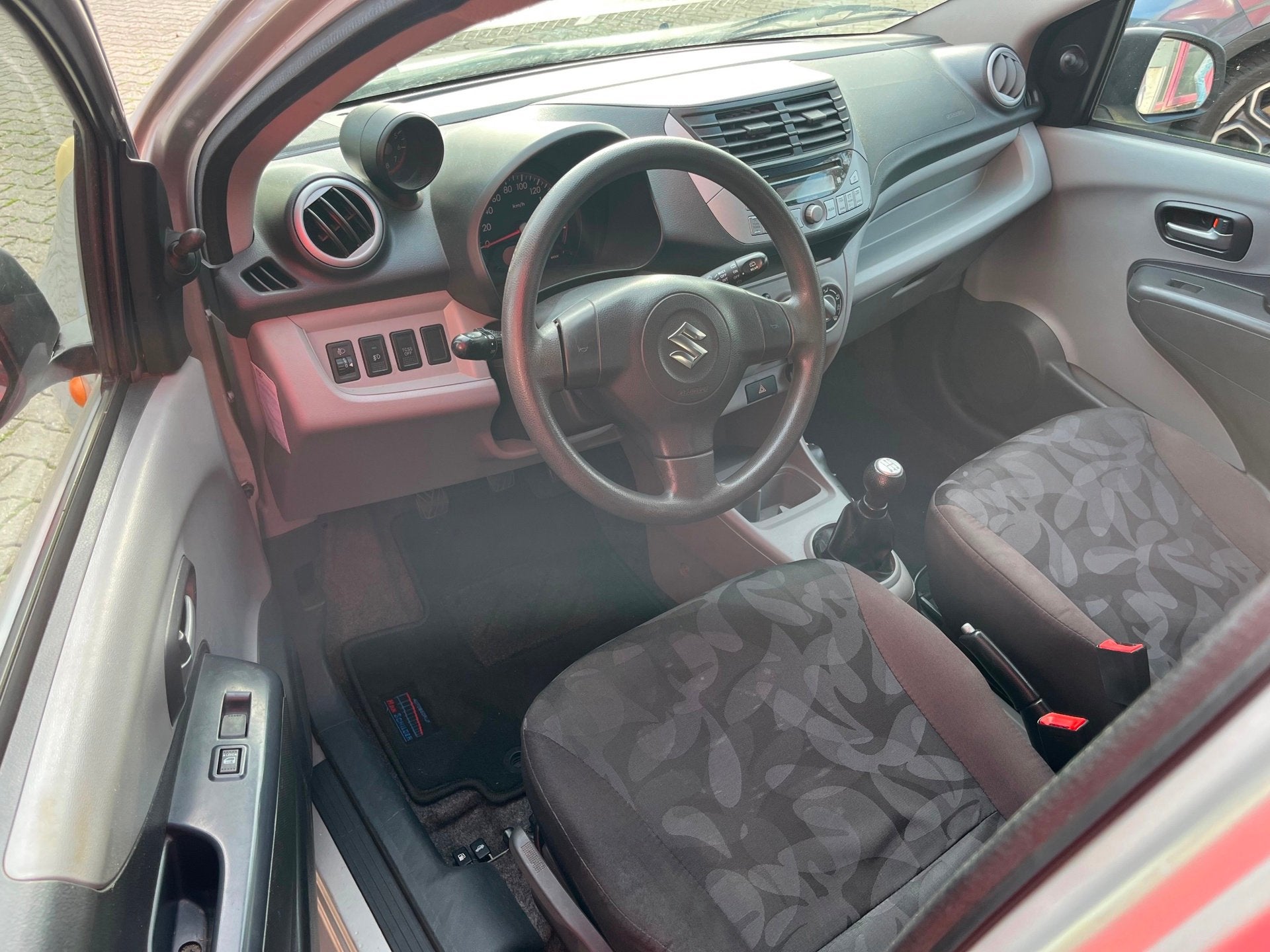 Suzuki Alto 1.0 68pk Exclusive / Airco / LM velgen / Toerent, Auto's, Voorwielaandrijving, Stof, Gebruikt, 200 kg