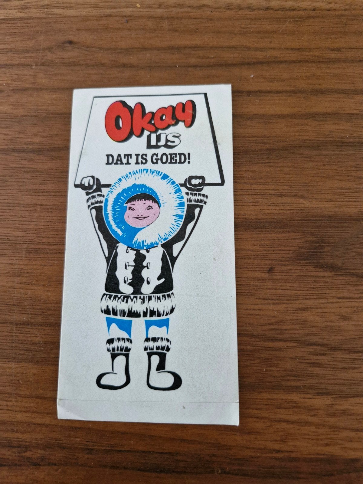 8893 Vintage Okay IJs Sticker - "Dat is goed!" Eskimo Design, Verzamelen, Stickers, Ophalen of Verzenden, Gebruikt, Overige typen