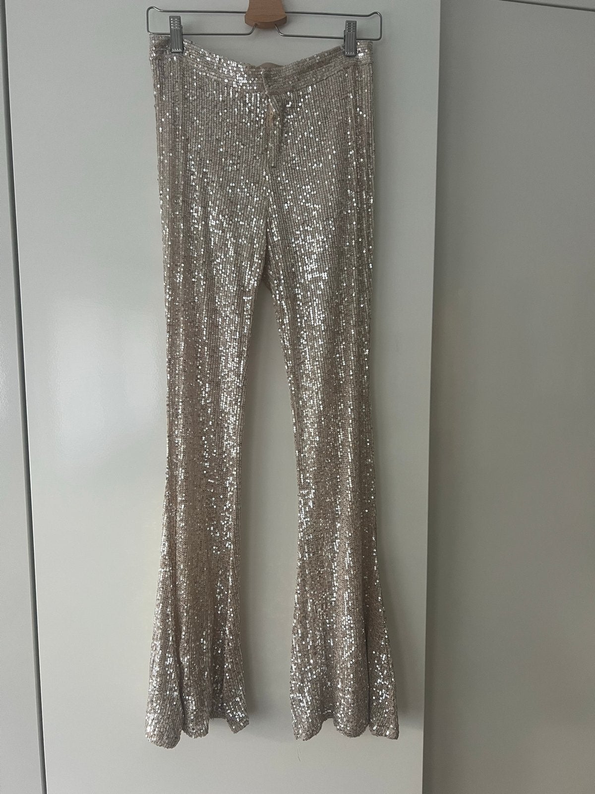 Ambika Champagne Glitter Broek Maat M - Perfect voor Oudjaar, Kleding | Dames, Ophalen of Verzenden, Zo goed als nieuw, Maat 38/40 (M)