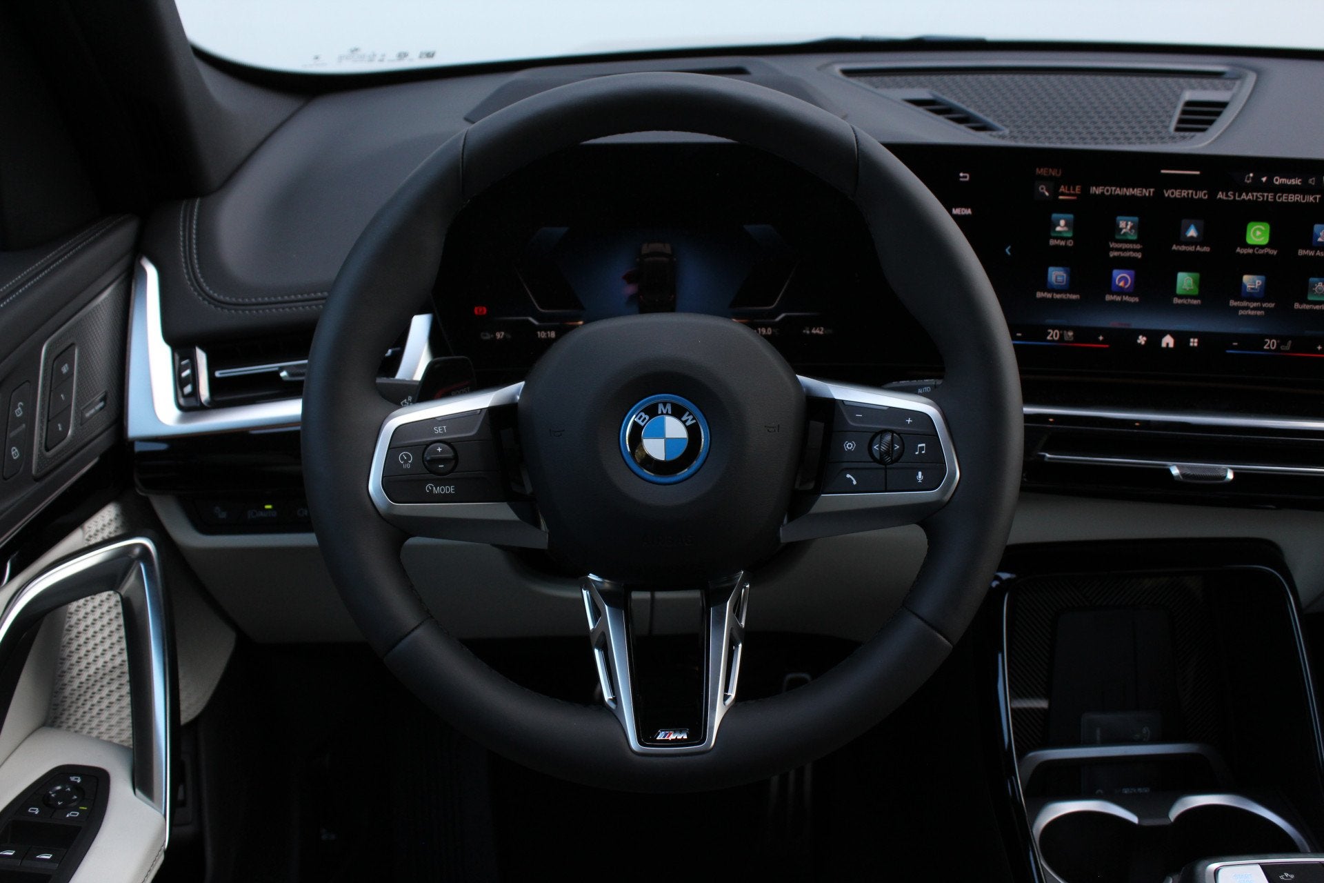 BMW iX1 eDrive20 M Sport / Trekhaak / Sportstoelen / Adaptie, Auto's, BMW, 750 kg, Met garantie (alle), Grijs, 204 pk