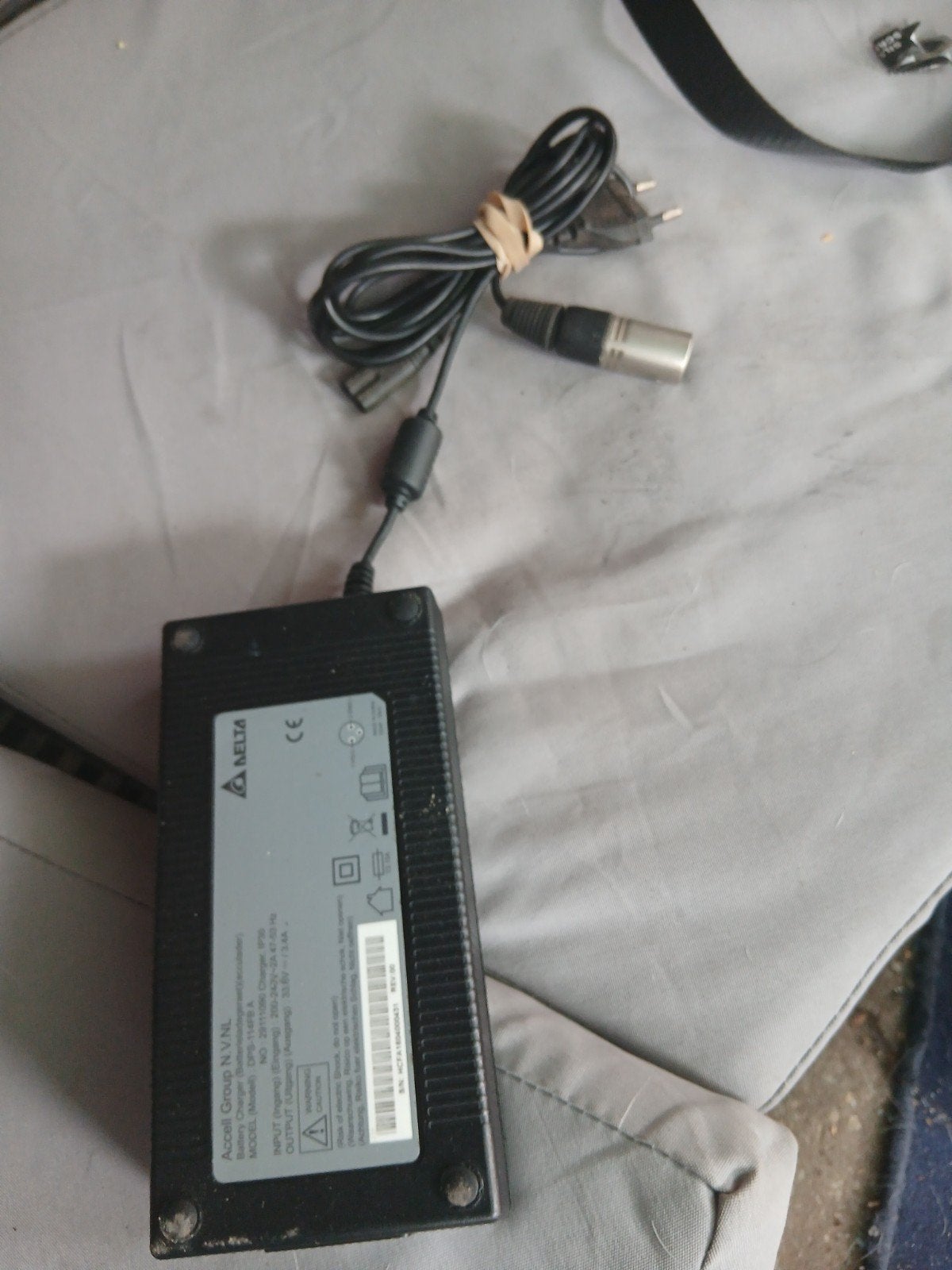 Delta Accel Group VNL oplader met 3-pins XLR connector, Ophalen