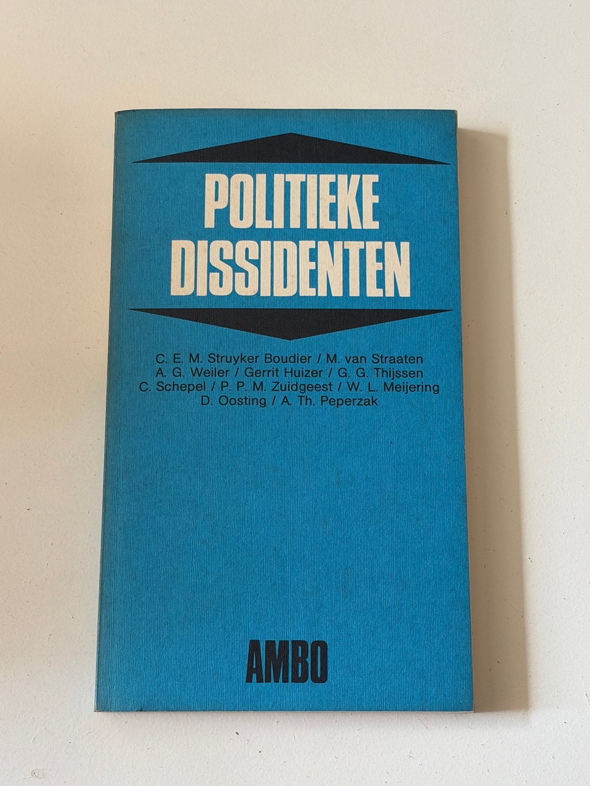 Politieke Dissidenten - Ambo (diverse auteurs), Boeken, Ophalen of Verzenden, Gelezen, Politiek en Staatkunde, Overige gebieden